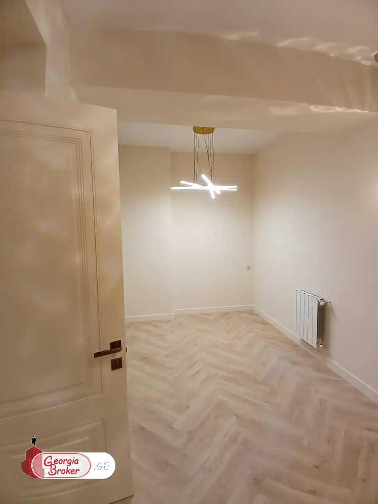 продается квартира с новым ремонтом 4-комнаты