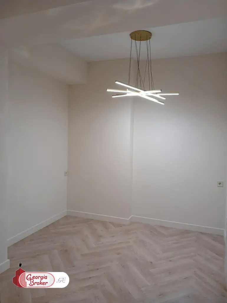 продается квартира с новым ремонтом 4-комнаты