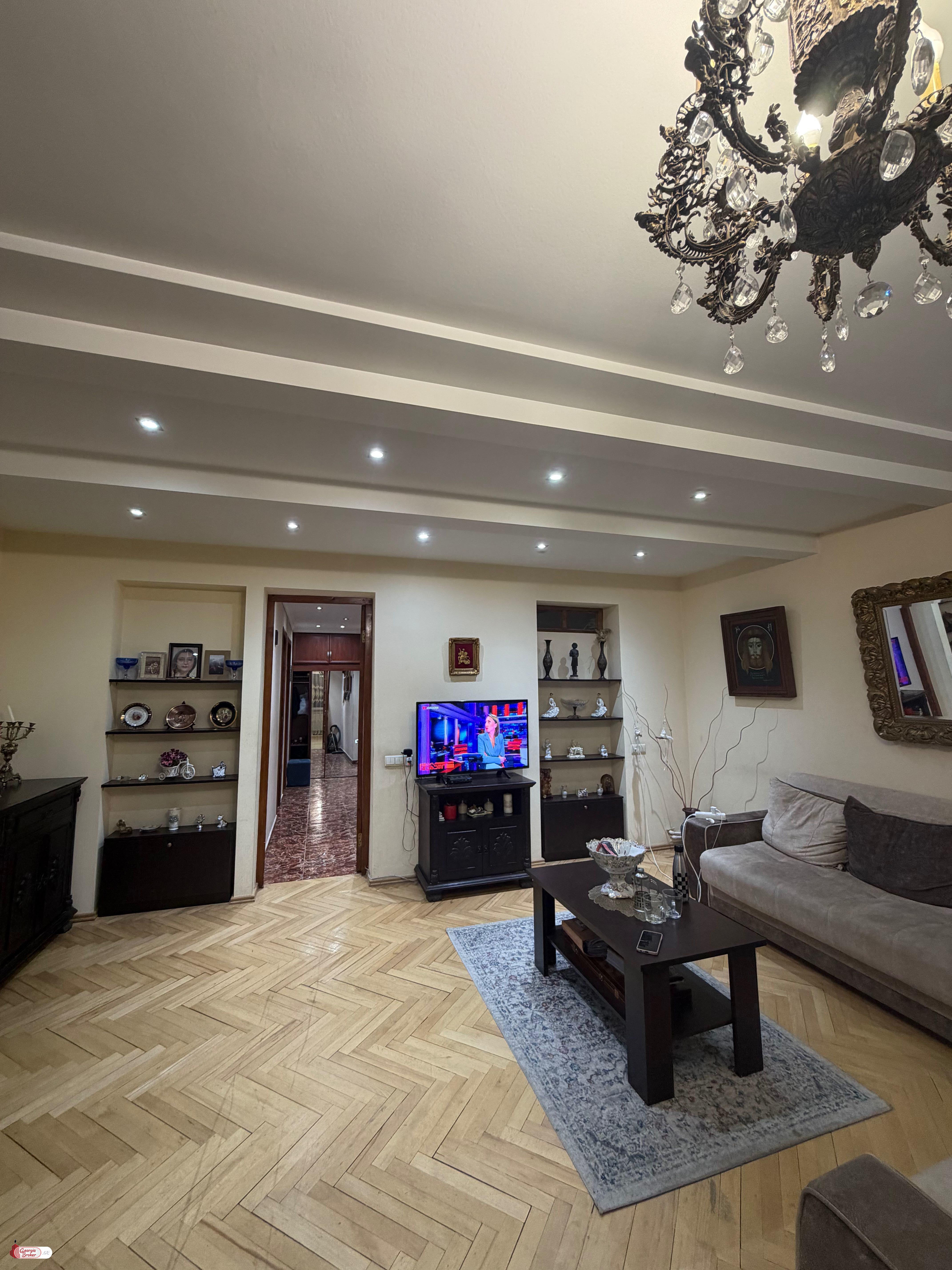 продается квартира с новым ремонтом 4-комнаты