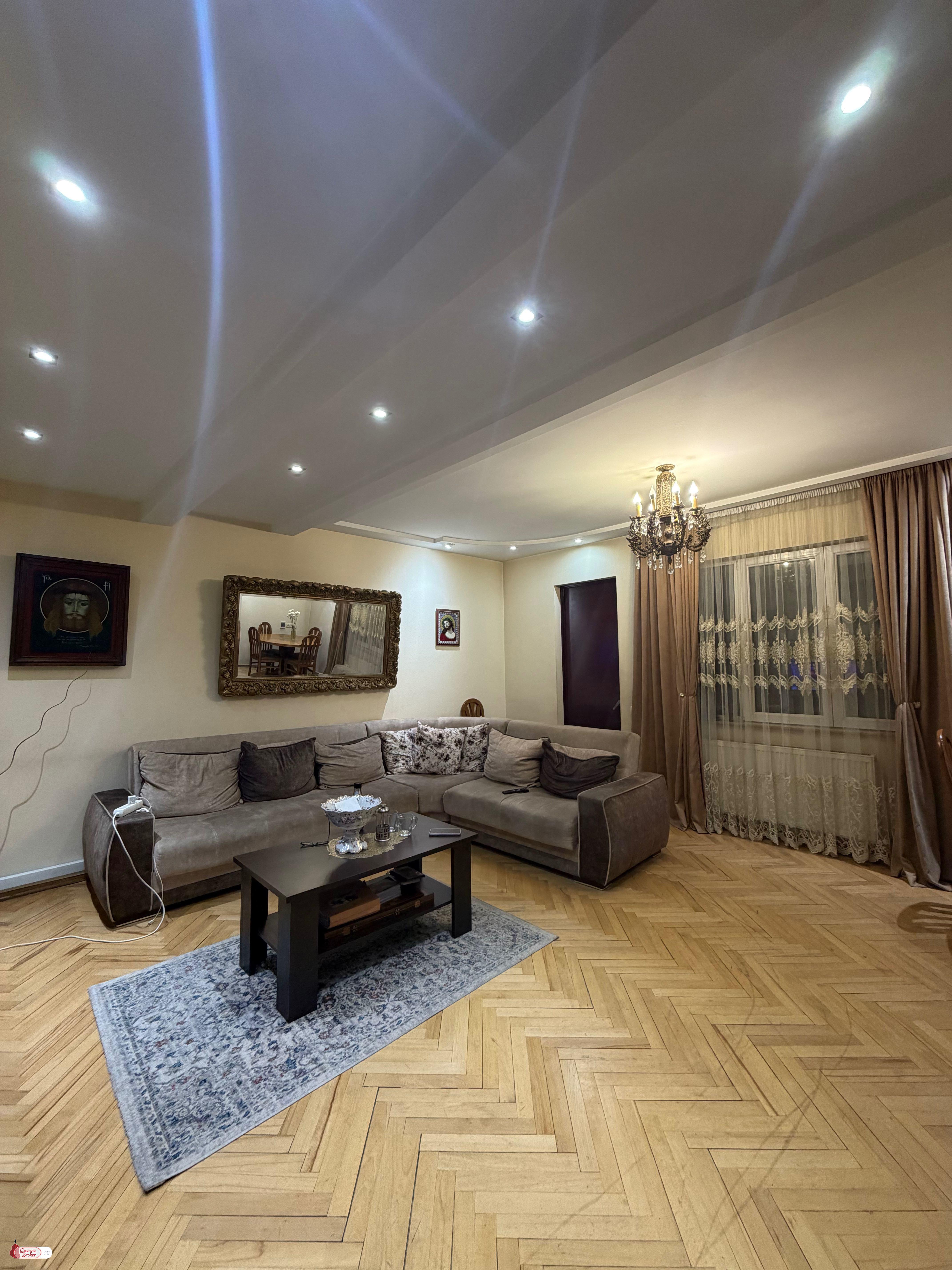 продается квартира с новым ремонтом 4-комнаты