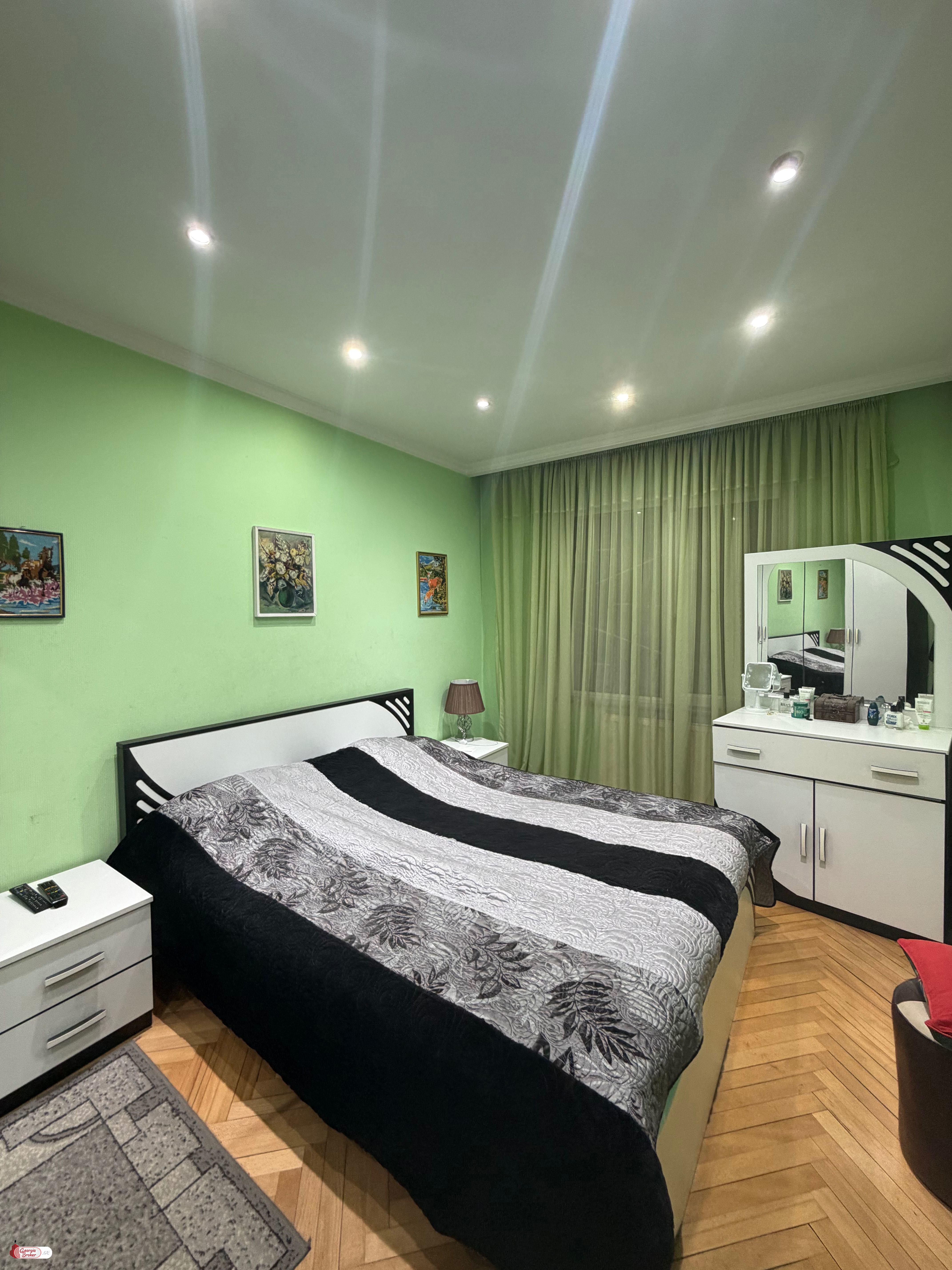 продается квартира с новым ремонтом 4-комнаты