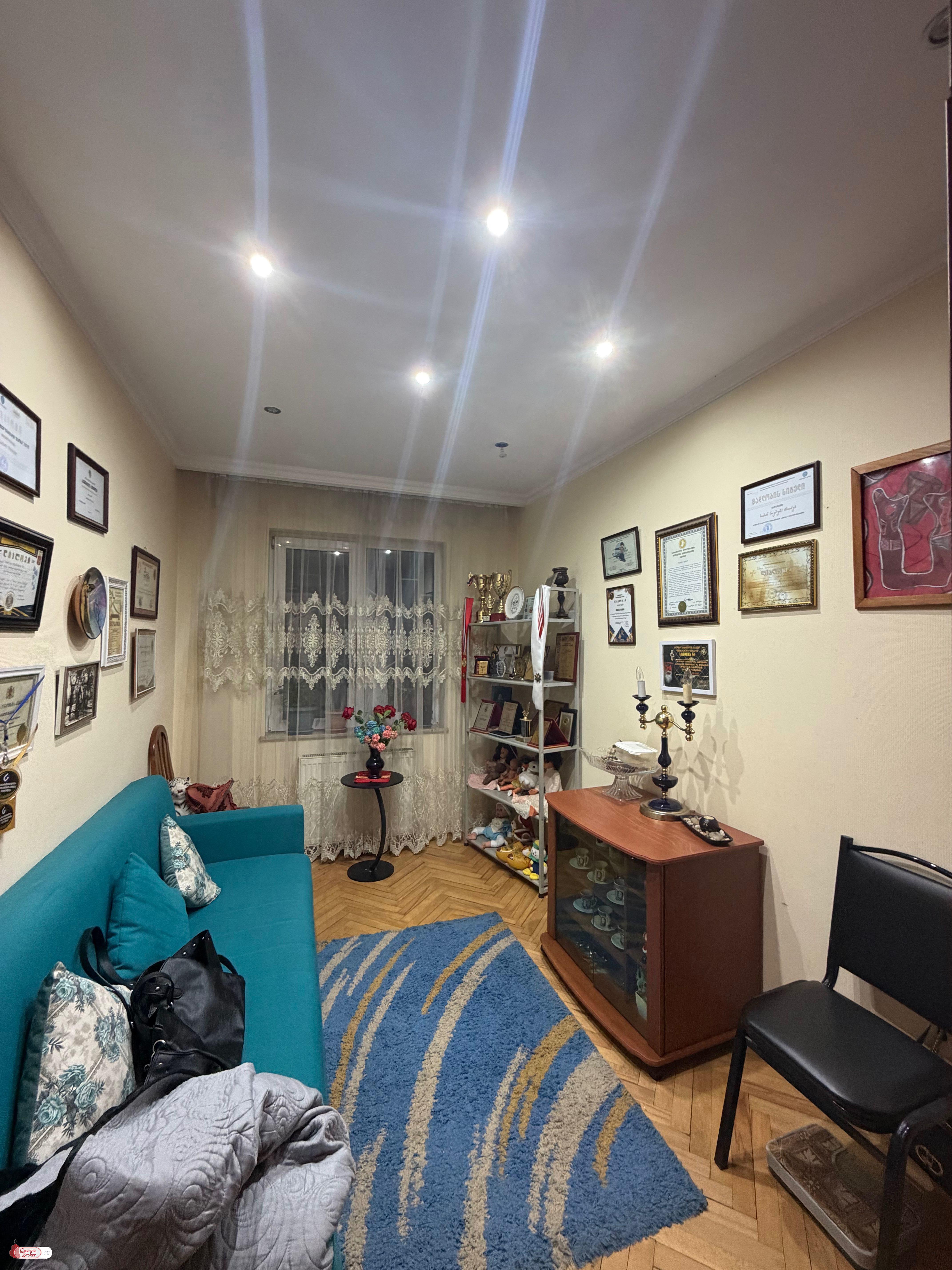 продается квартира с новым ремонтом 4-комнаты