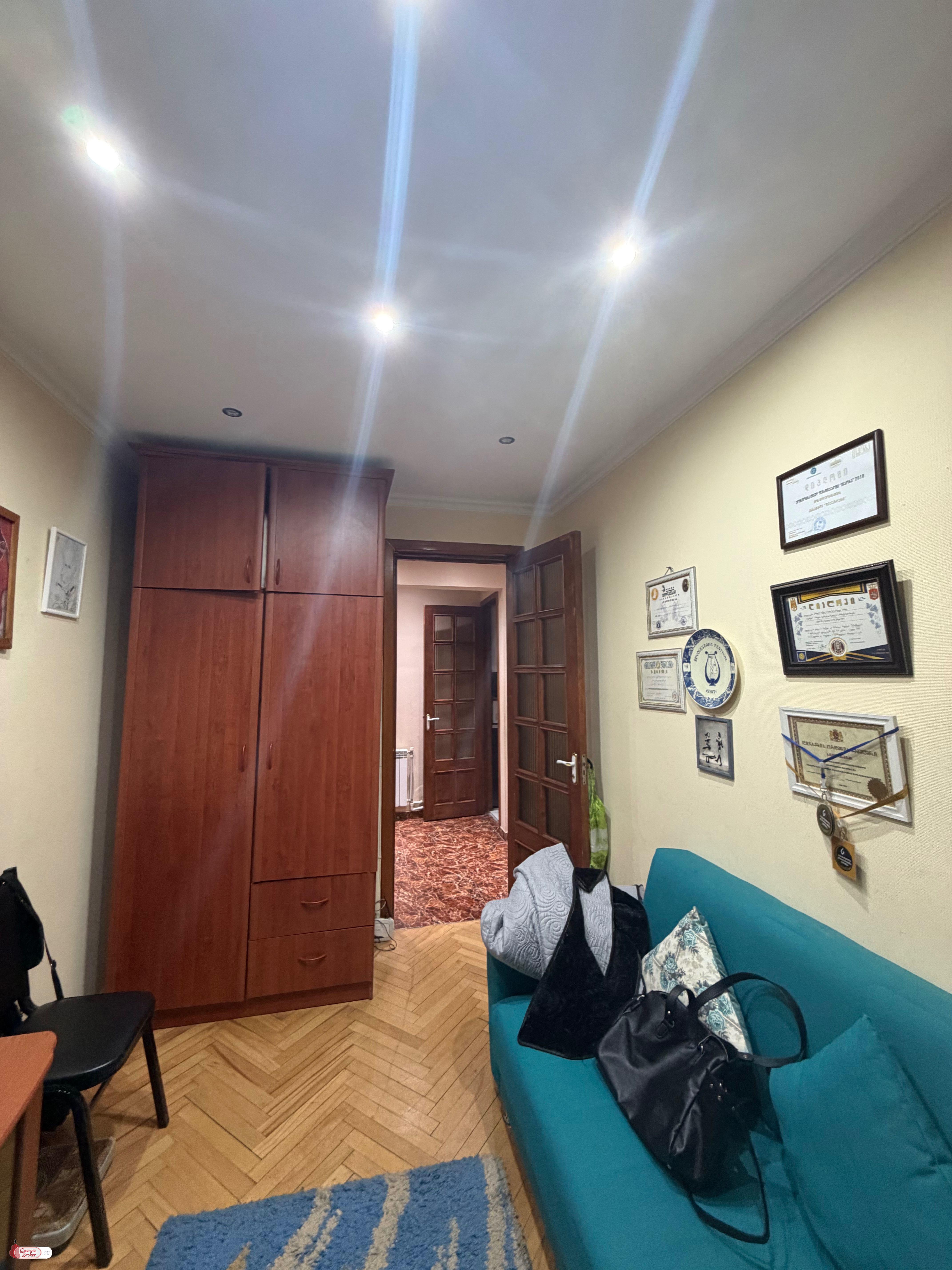 продается квартира с новым ремонтом 4-комнаты