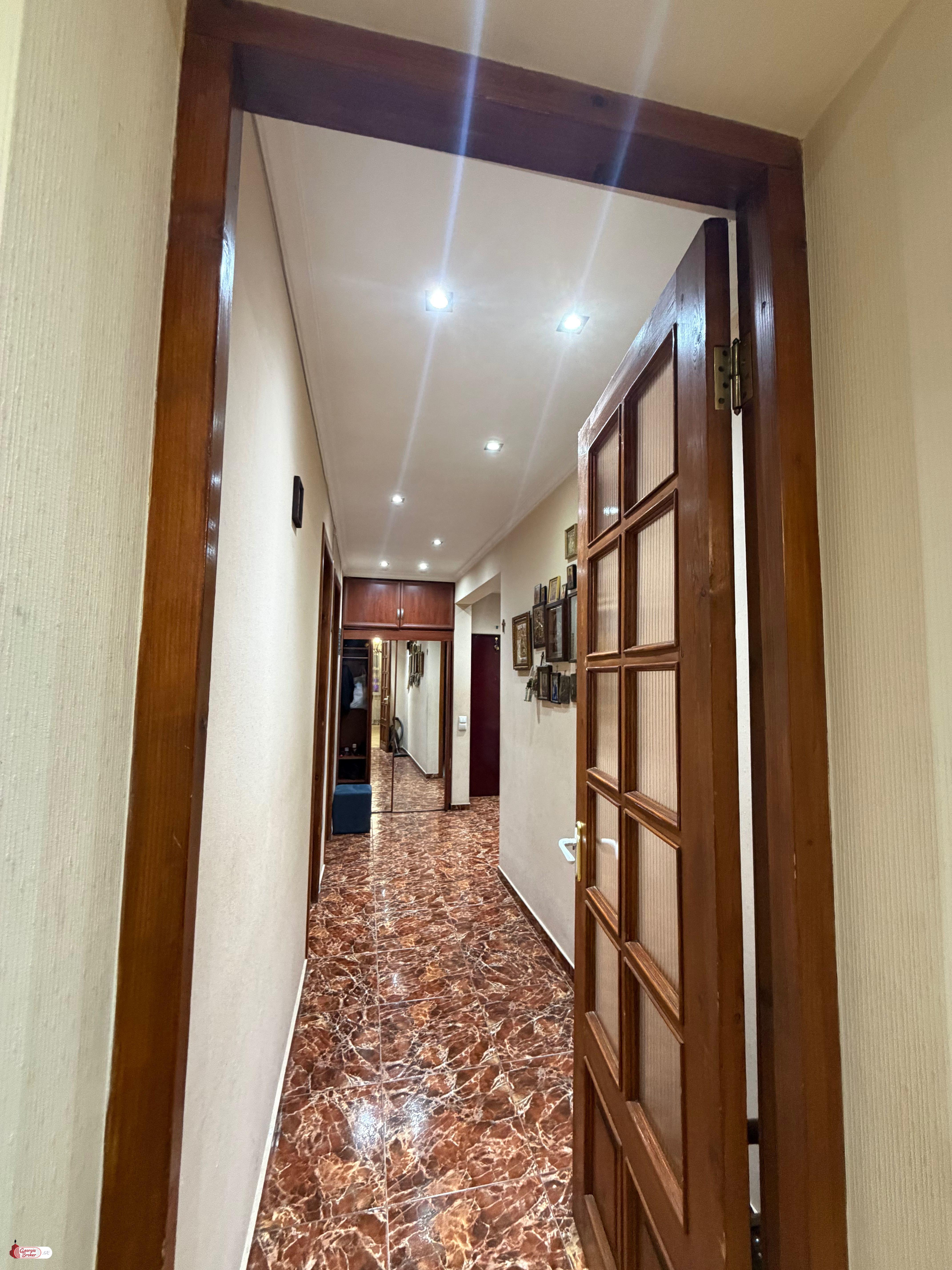 продается квартира с новым ремонтом 4-комнаты