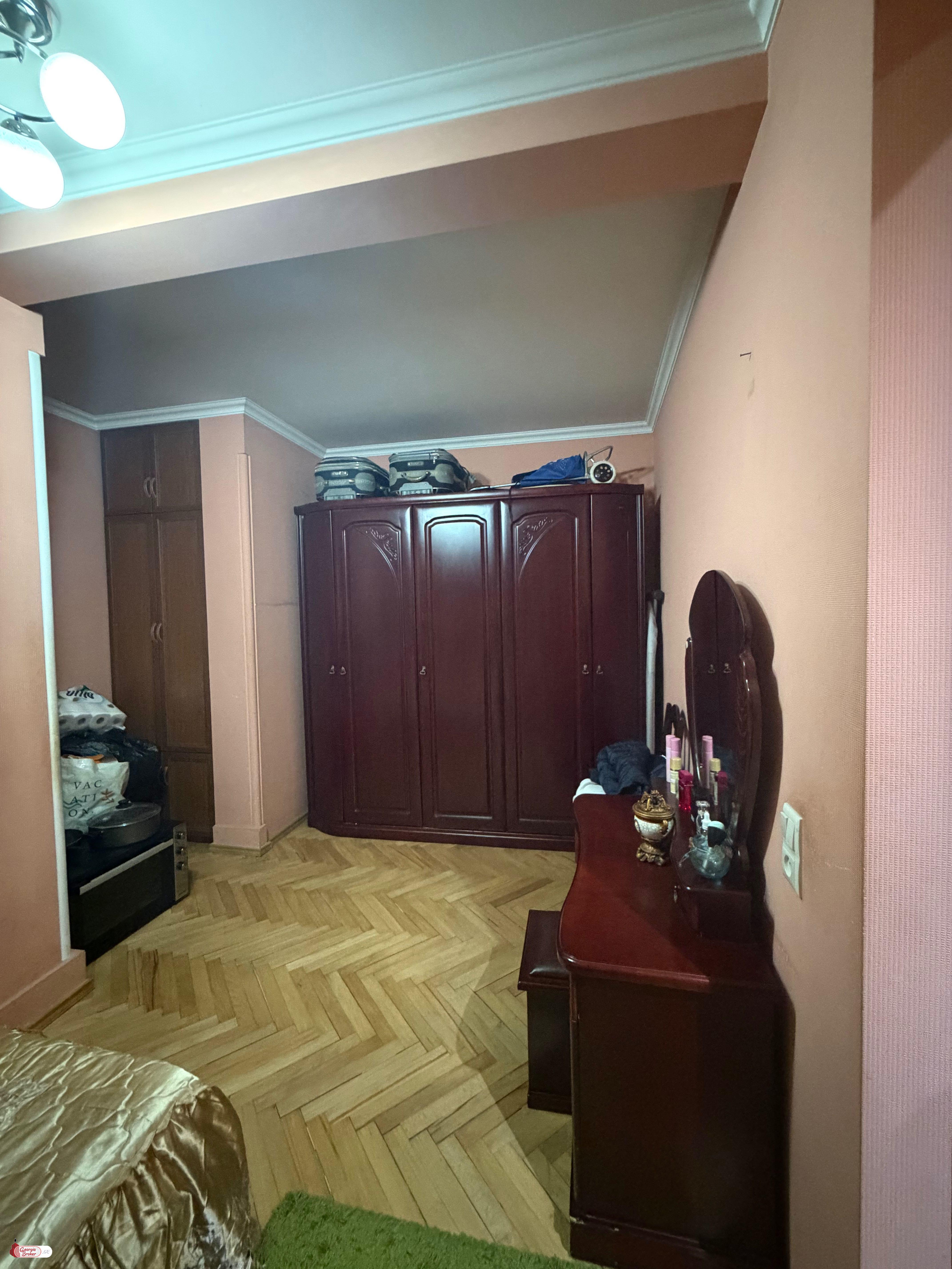 продается квартира с новым ремонтом 4-комнаты