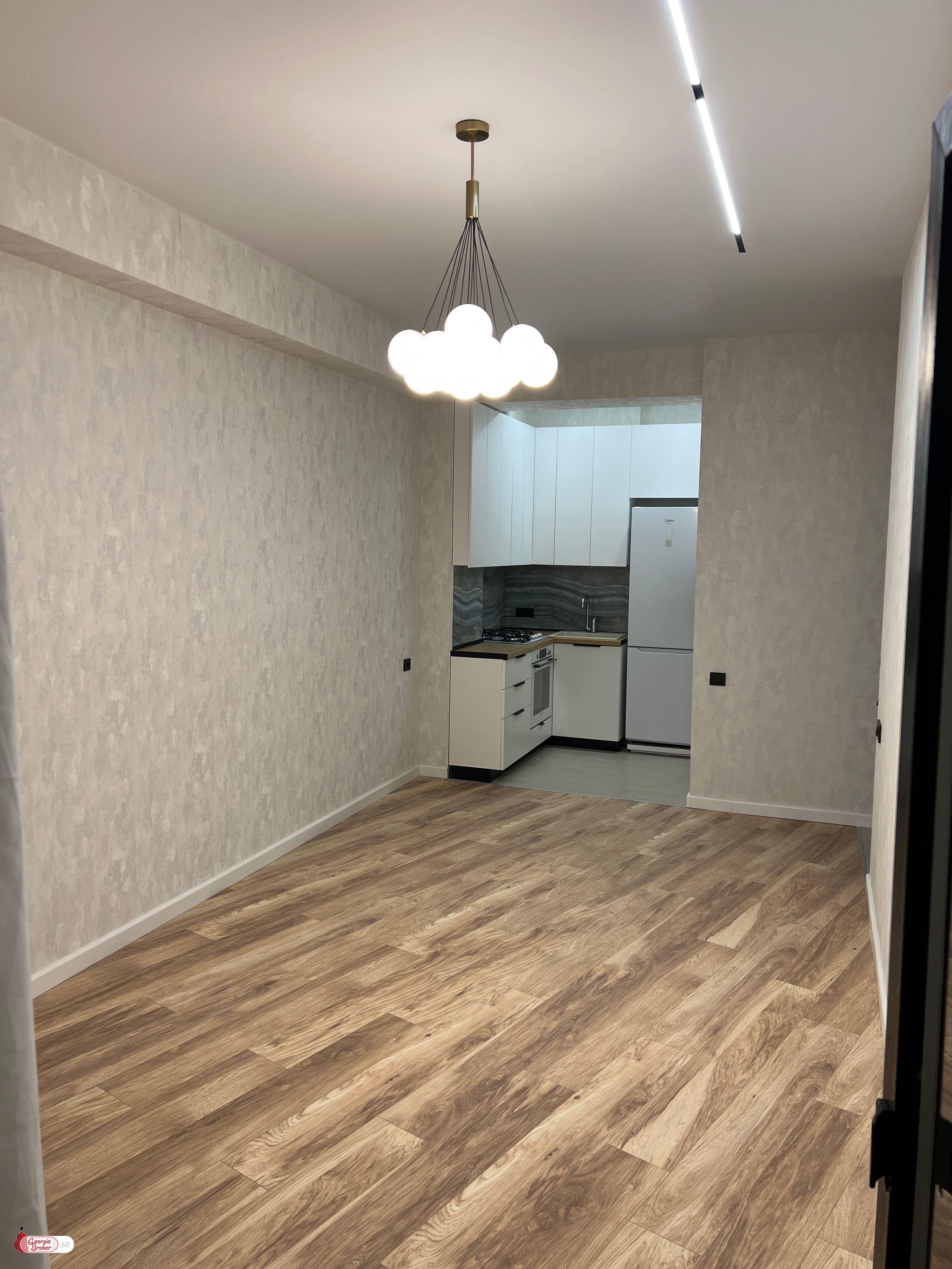 продается квартира с новым ремонтом 3-комнаты