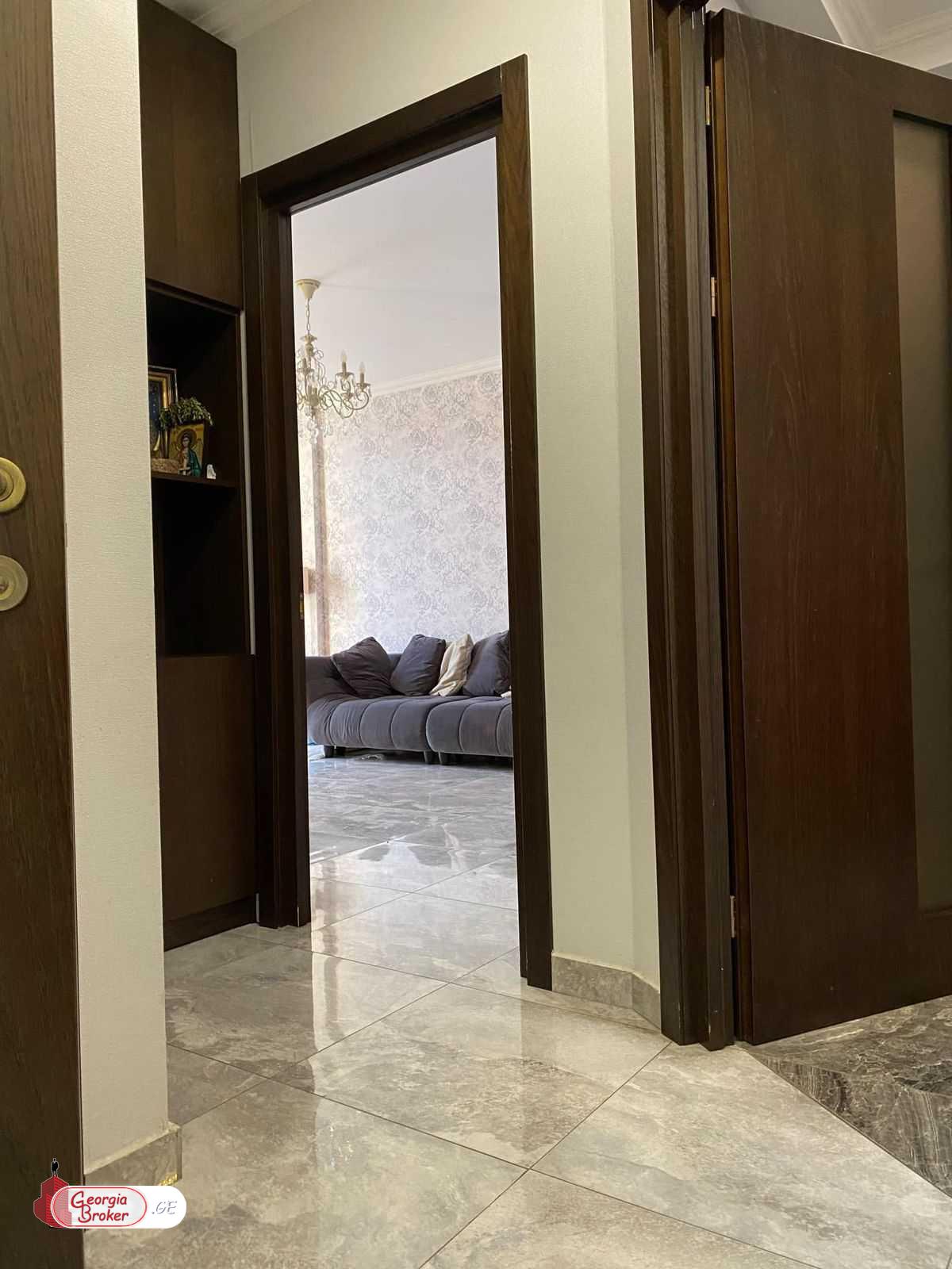 იყიდება ახალი გარემონტებული 4 ოთახიანი ბინა