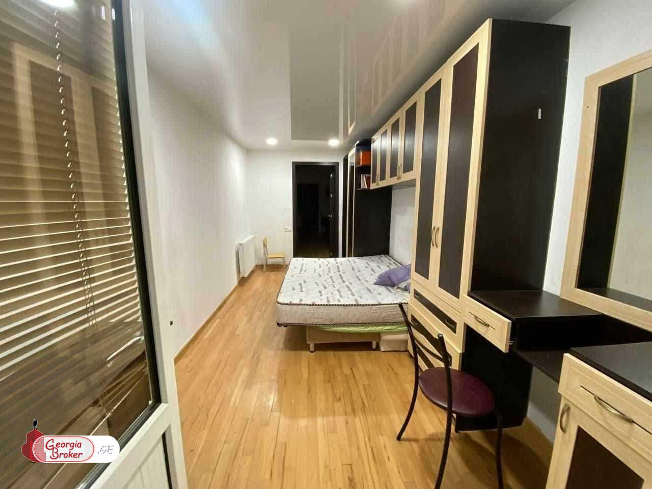 იყიდება ახალი გარემონტებული 5 ოთახიანი ბინა