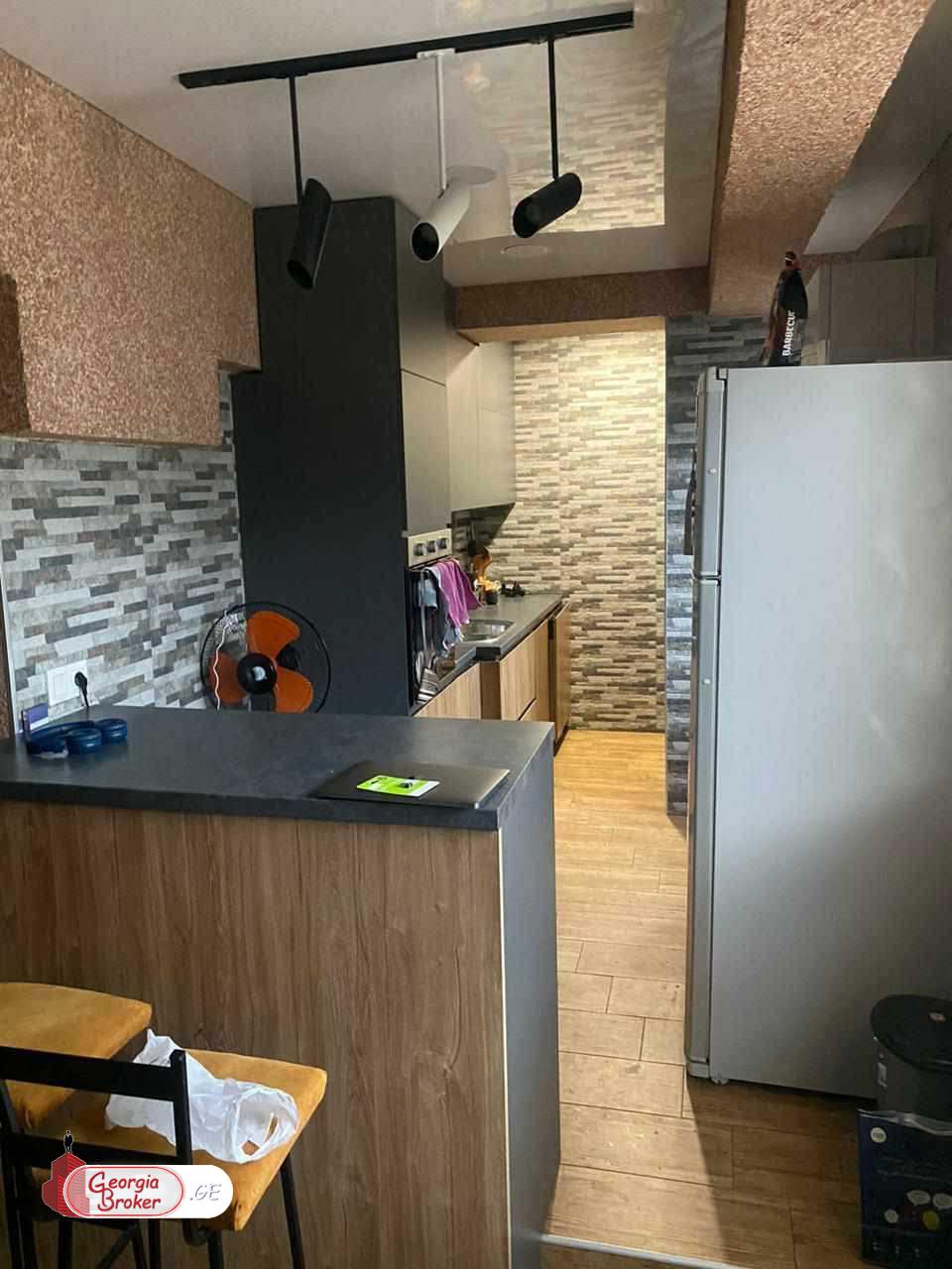 იყიდება ახალი გარემონტებული 5 ოთახიანი ბინა