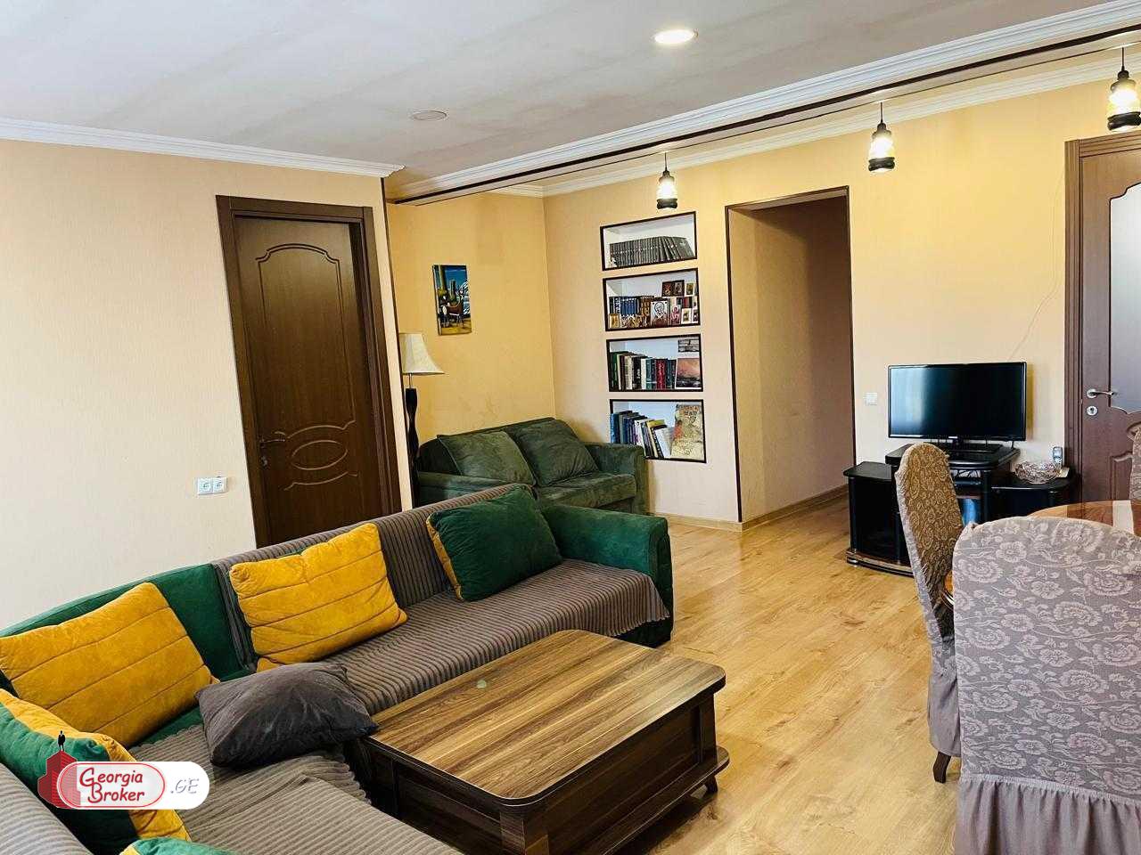 продается квартира с новым ремонтом 4-комнаты