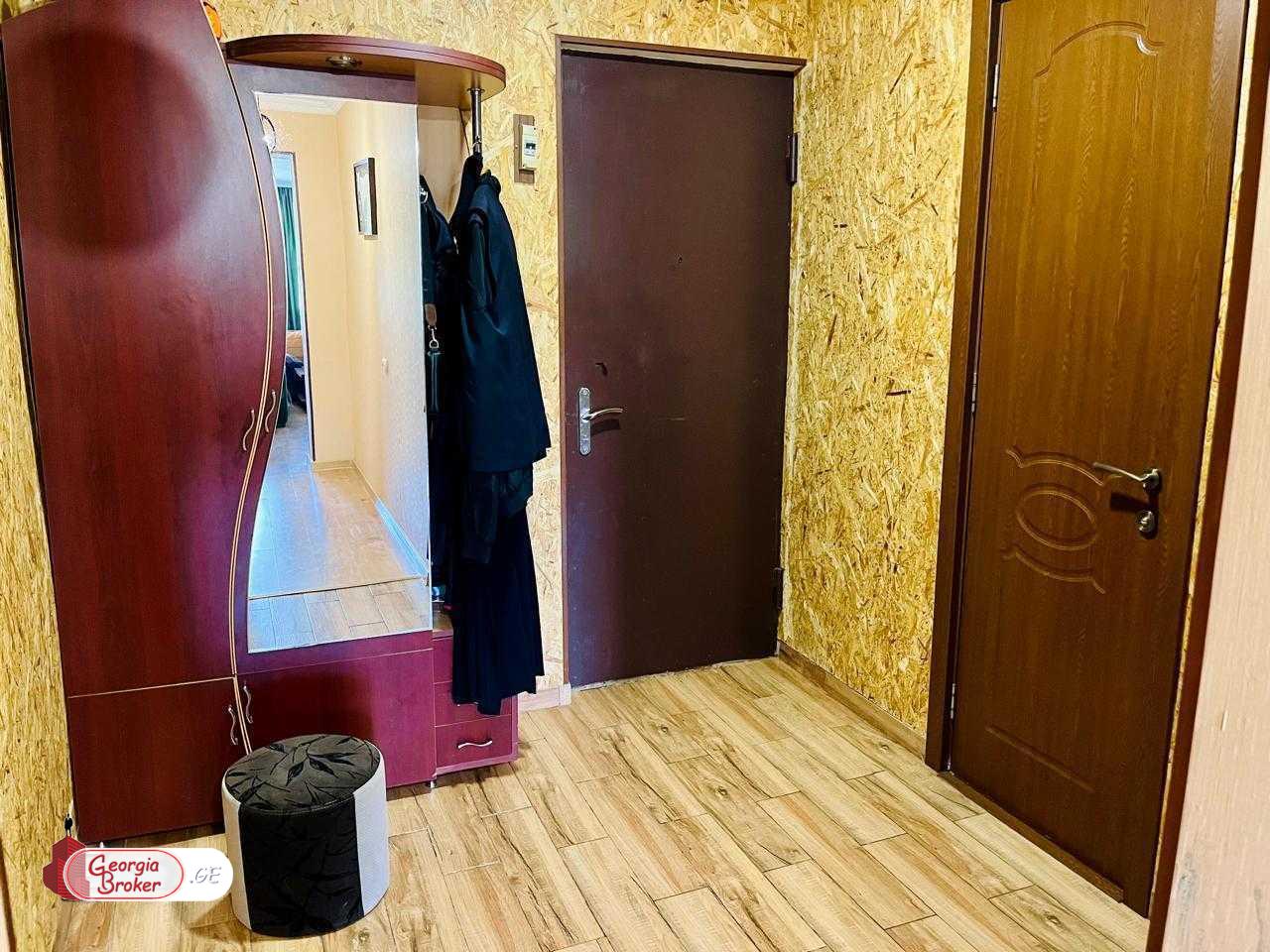 продается квартира с новым ремонтом 4-комнаты