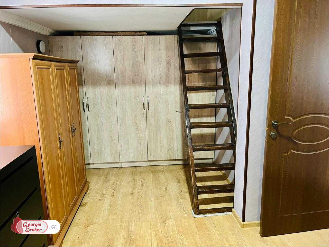 продается квартира с новым ремонтом 4-комнаты