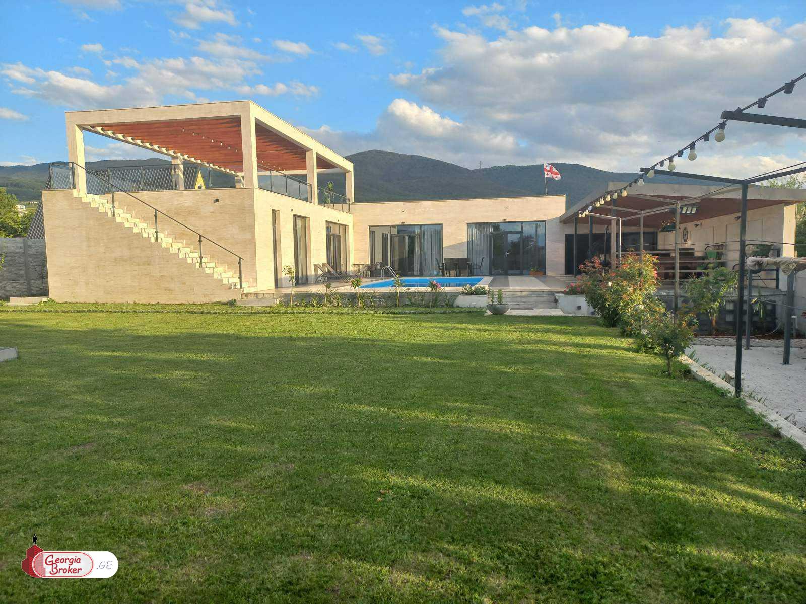 იყიდება ახალი გარემონტებული 5 ოთახიანი სახლი