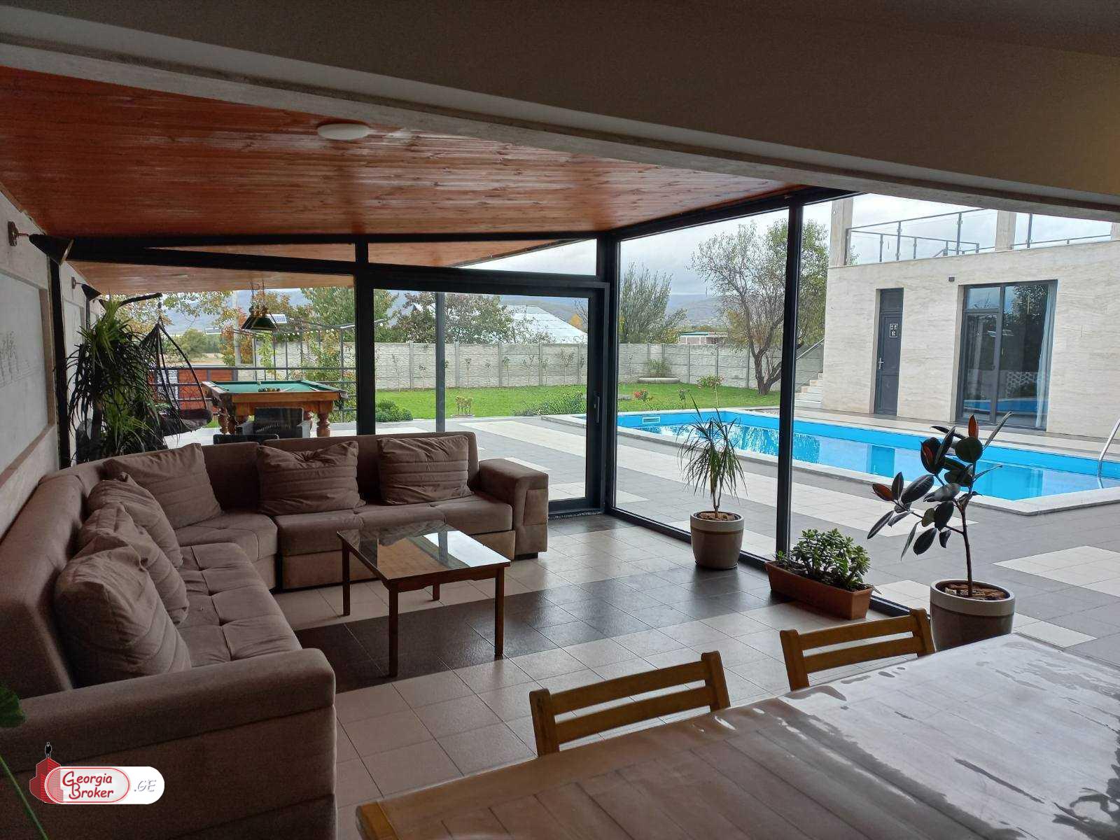 იყიდება ახალი გარემონტებული 5 ოთახიანი სახლი