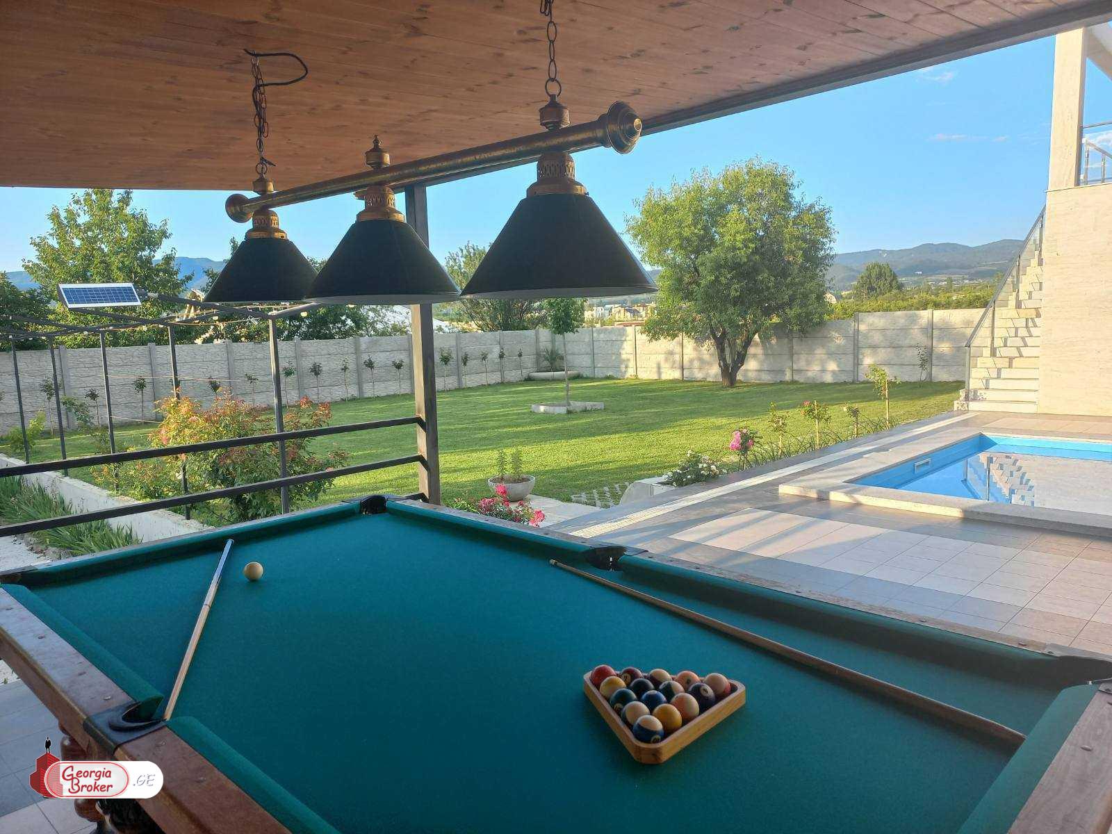 იყიდება ახალი გარემონტებული 5 ოთახიანი სახლი