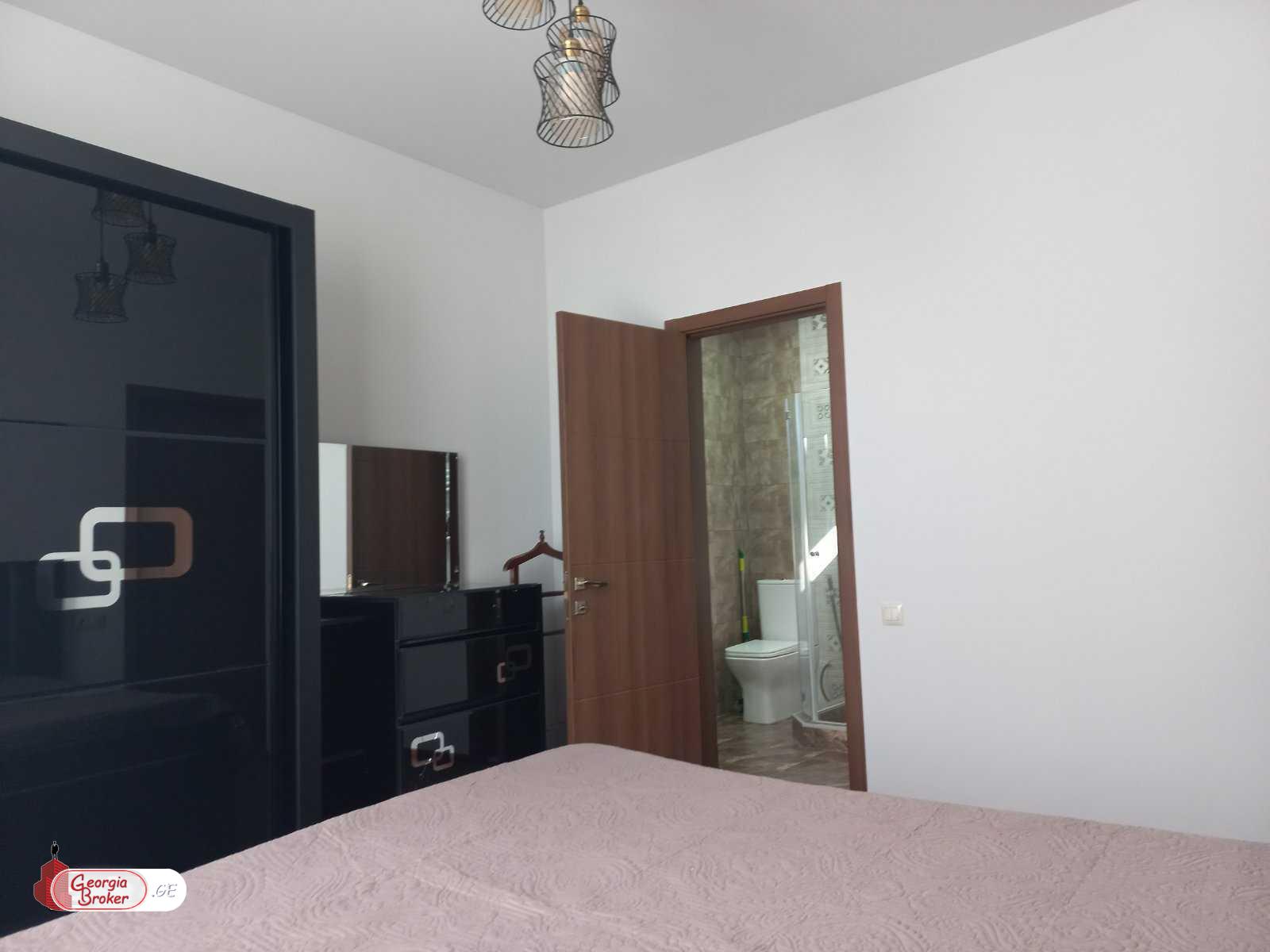 იყიდება ახალი გარემონტებული 5 ოთახიანი სახლი