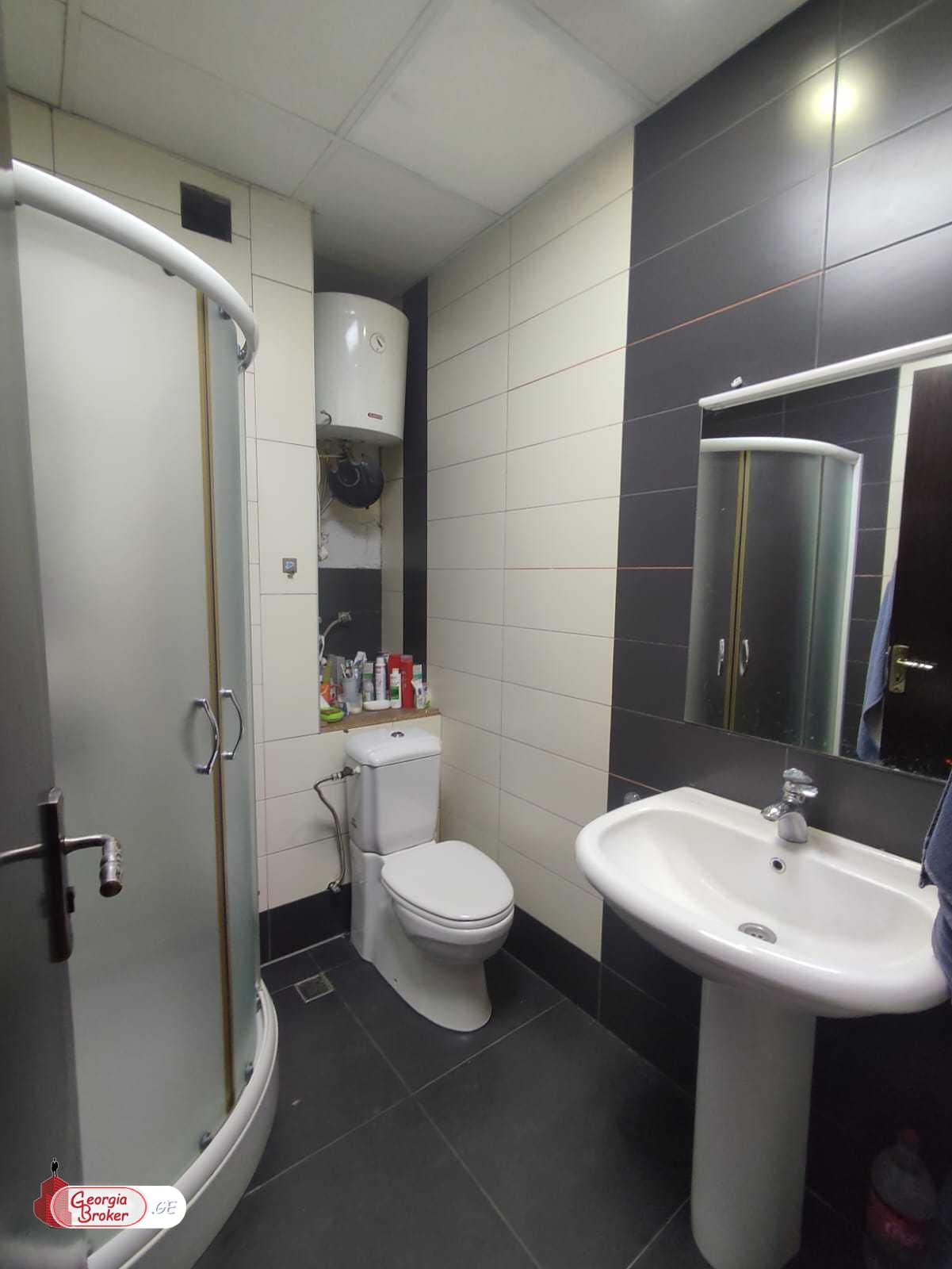 продается квартира с новым ремонтом 5-комнат