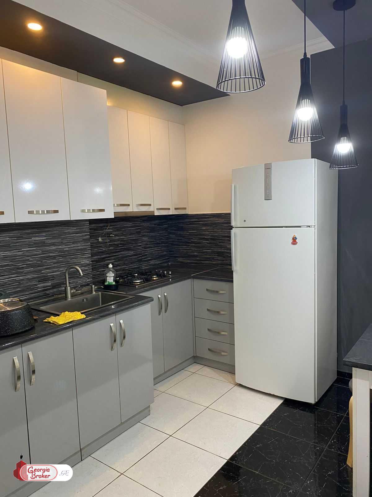 იყიდება ახალი გარემონტებული 4 ოთახიანი ბინა