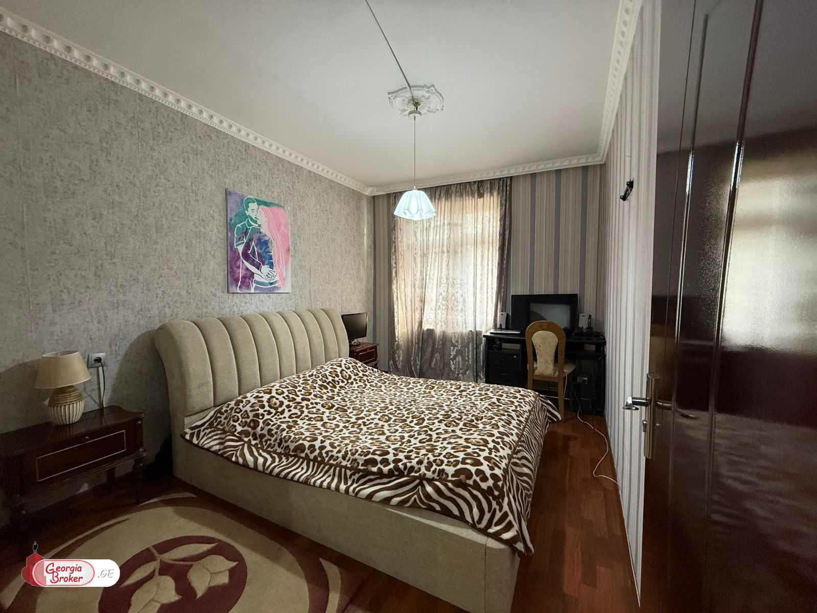 продается квартира с новым ремонтом 4-комнаты