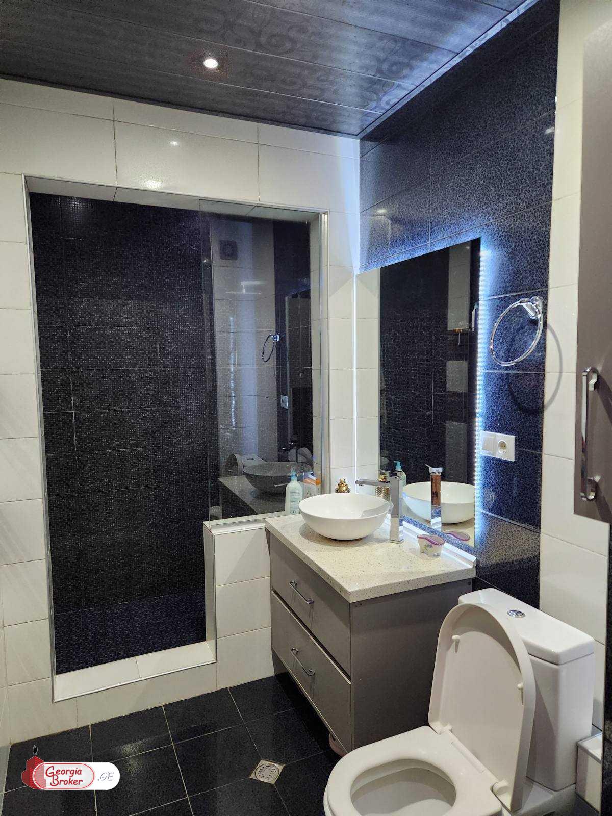 продается квартира с новым ремонтом 4-комнаты