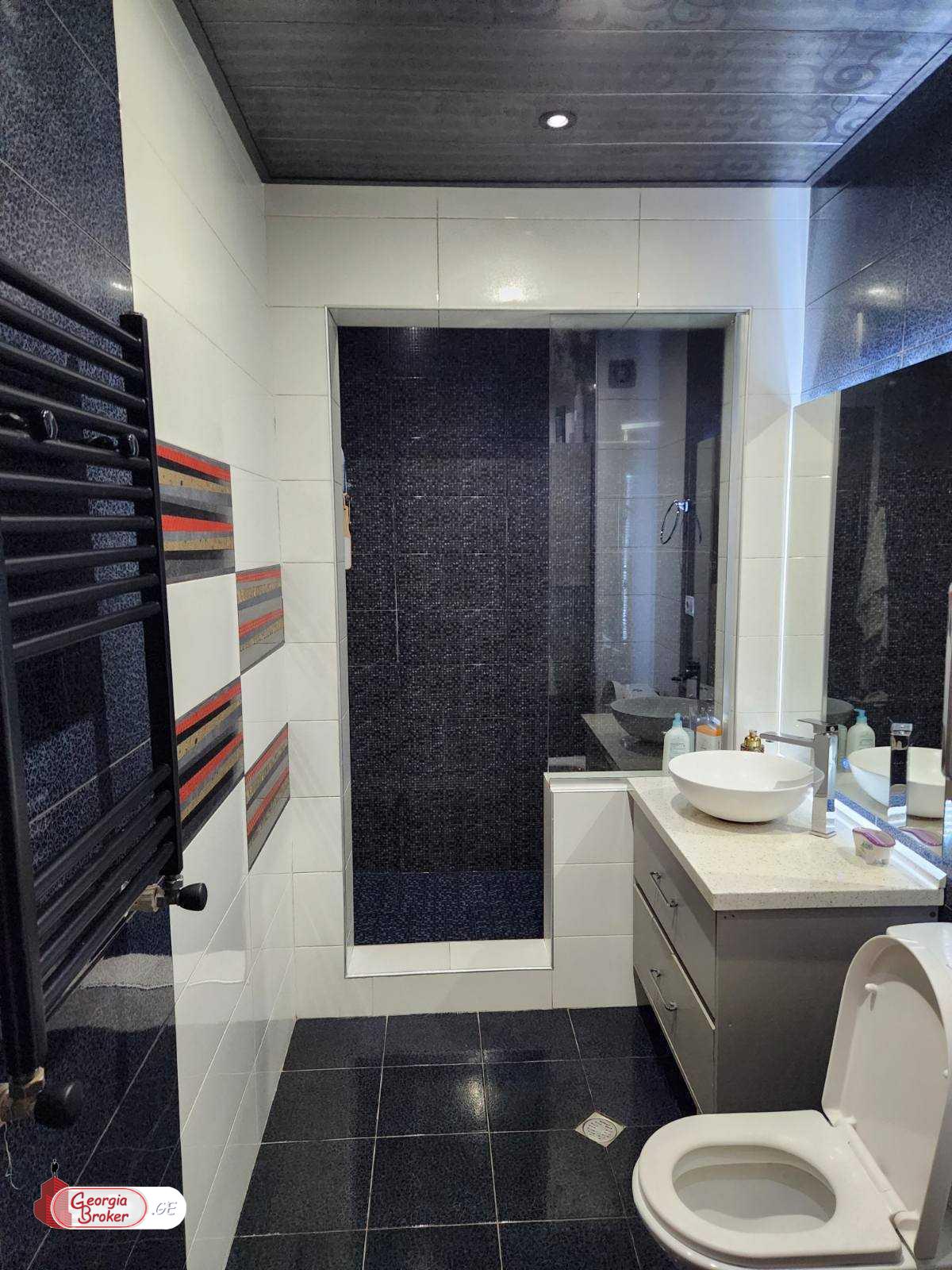 продается квартира с новым ремонтом 4-комнаты