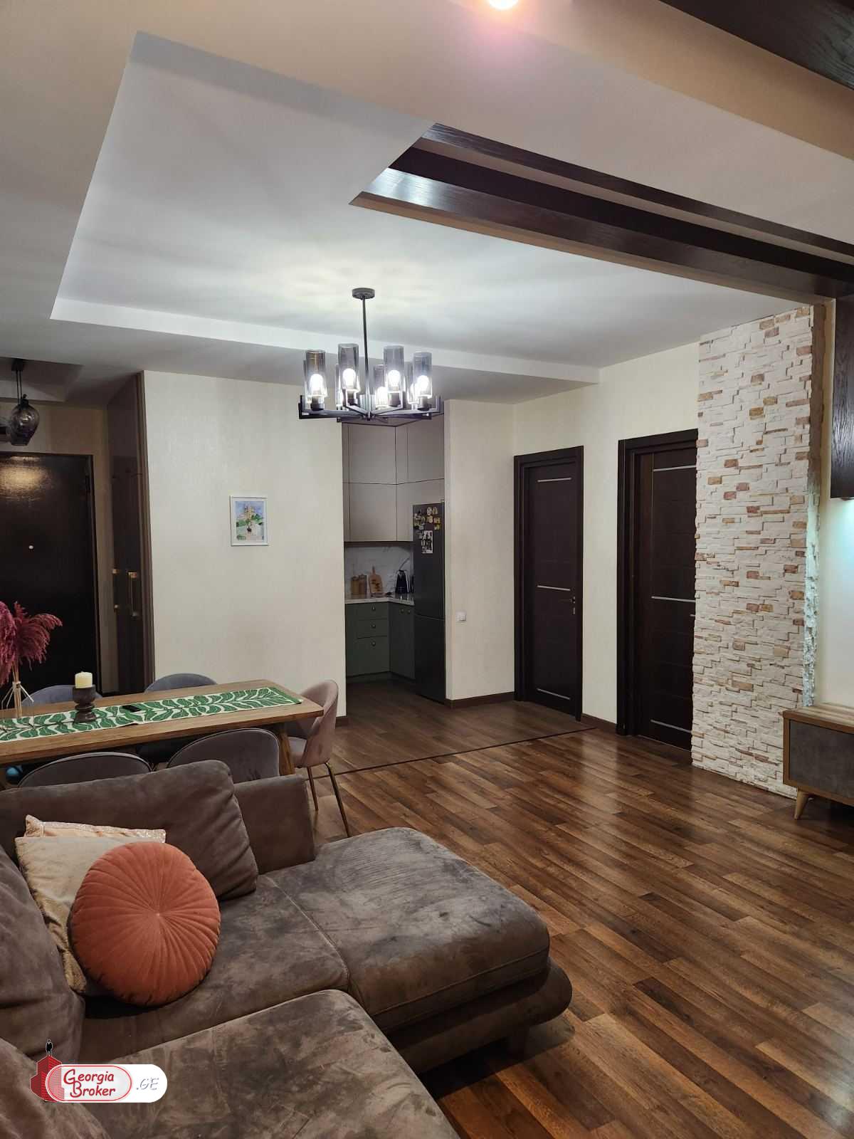 продается квартира с новым ремонтом 4-комнаты