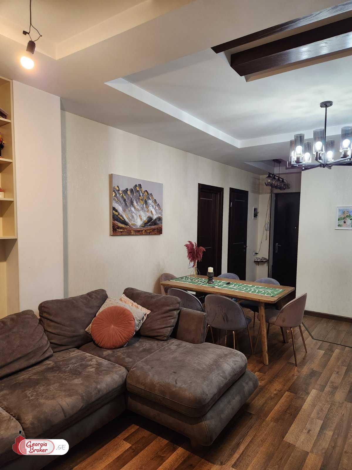 продается квартира с новым ремонтом 4-комнаты