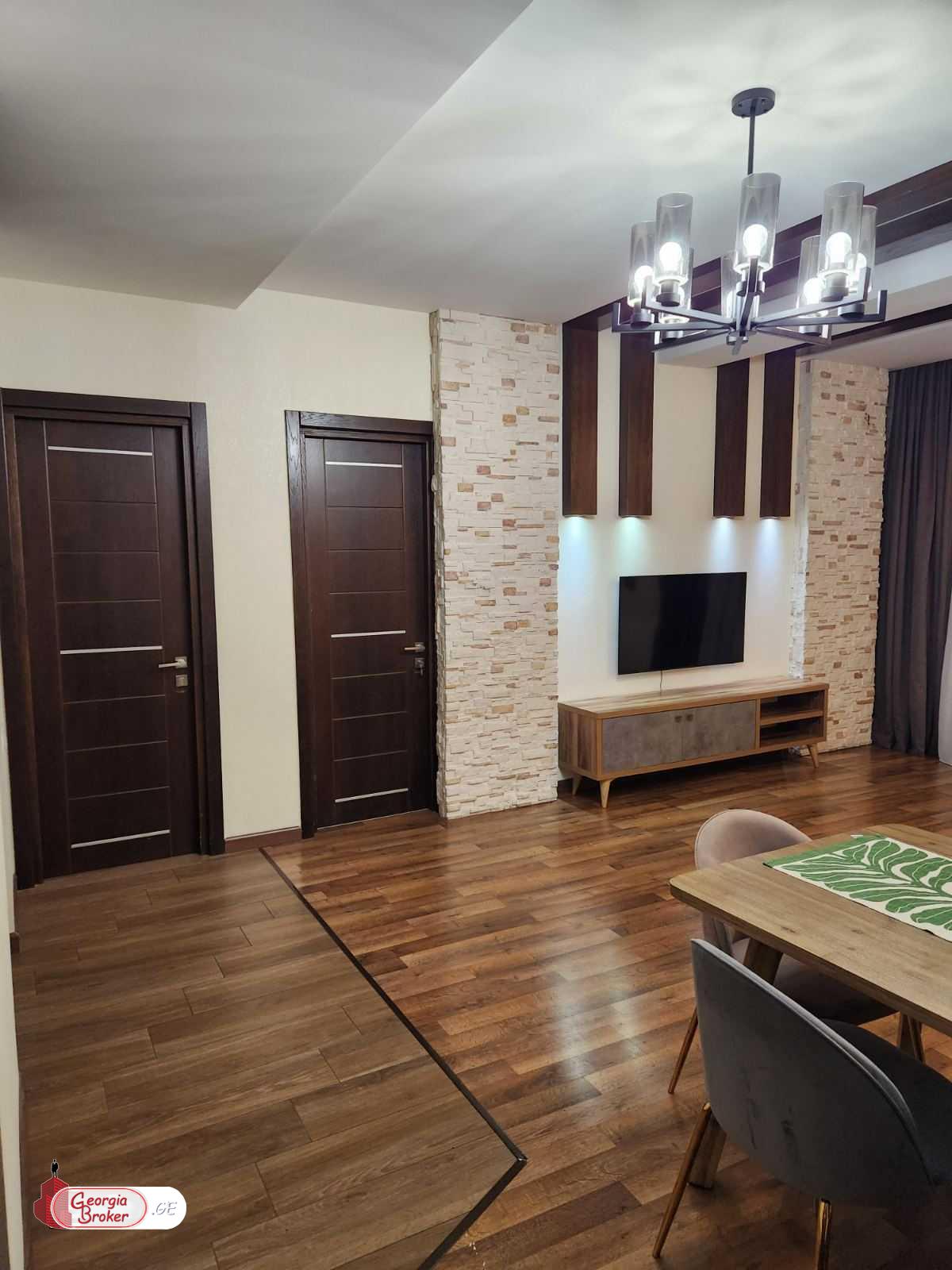 продается квартира с новым ремонтом 4-комнаты