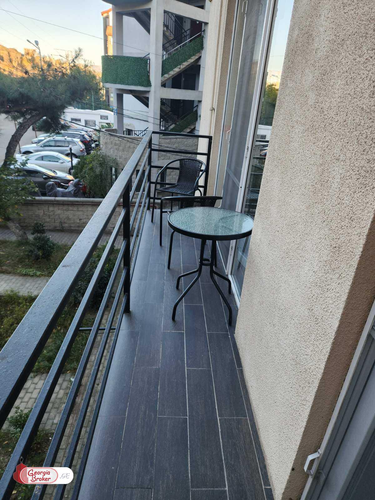 продается квартира с новым ремонтом 4-комнаты