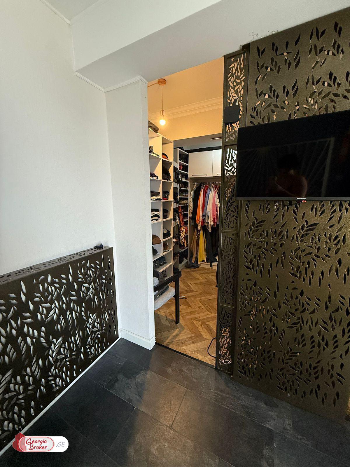 nearly repaired 6-room apartment for sale