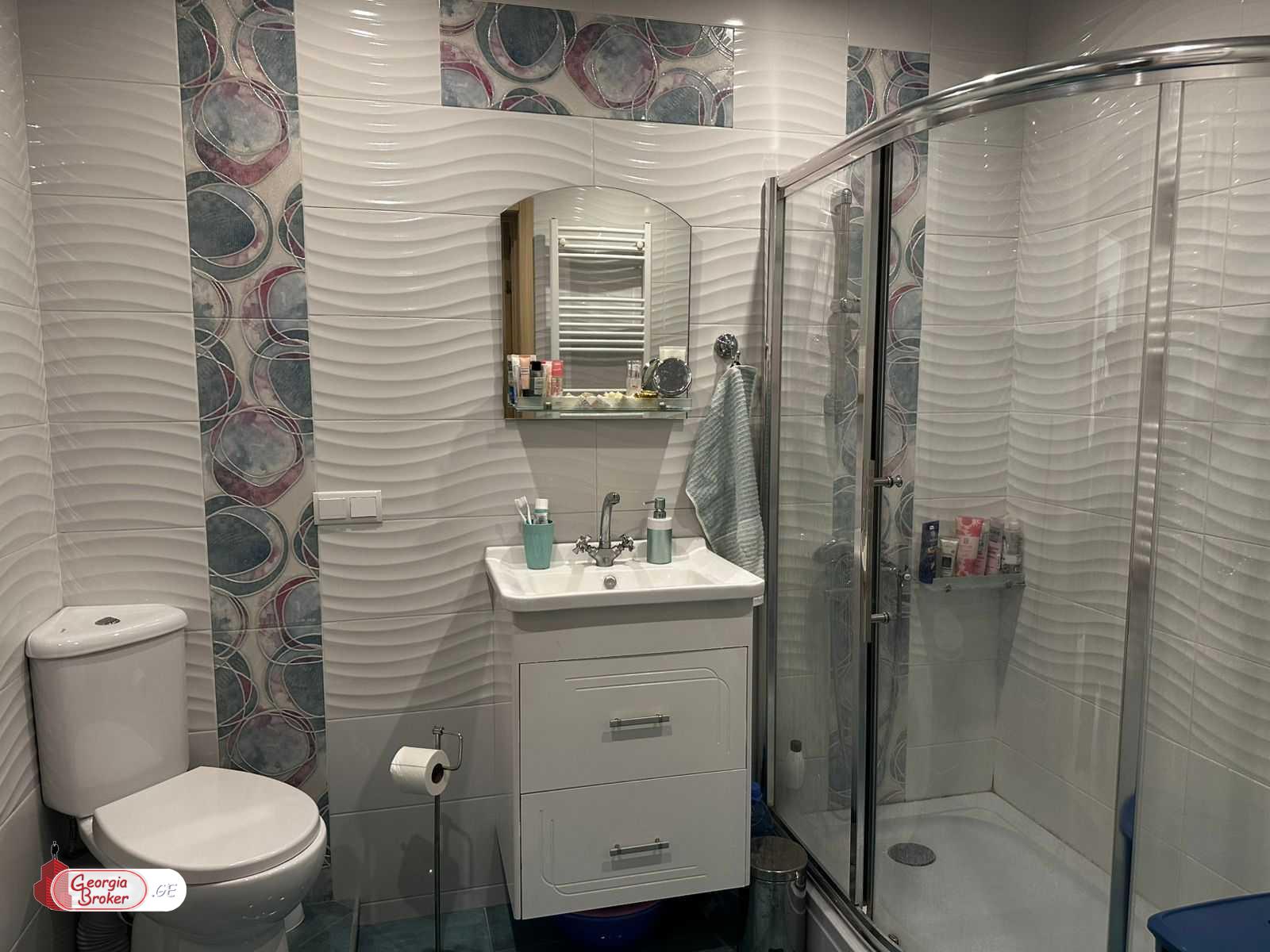 продается квартира с новым ремонтом 3-комнаты