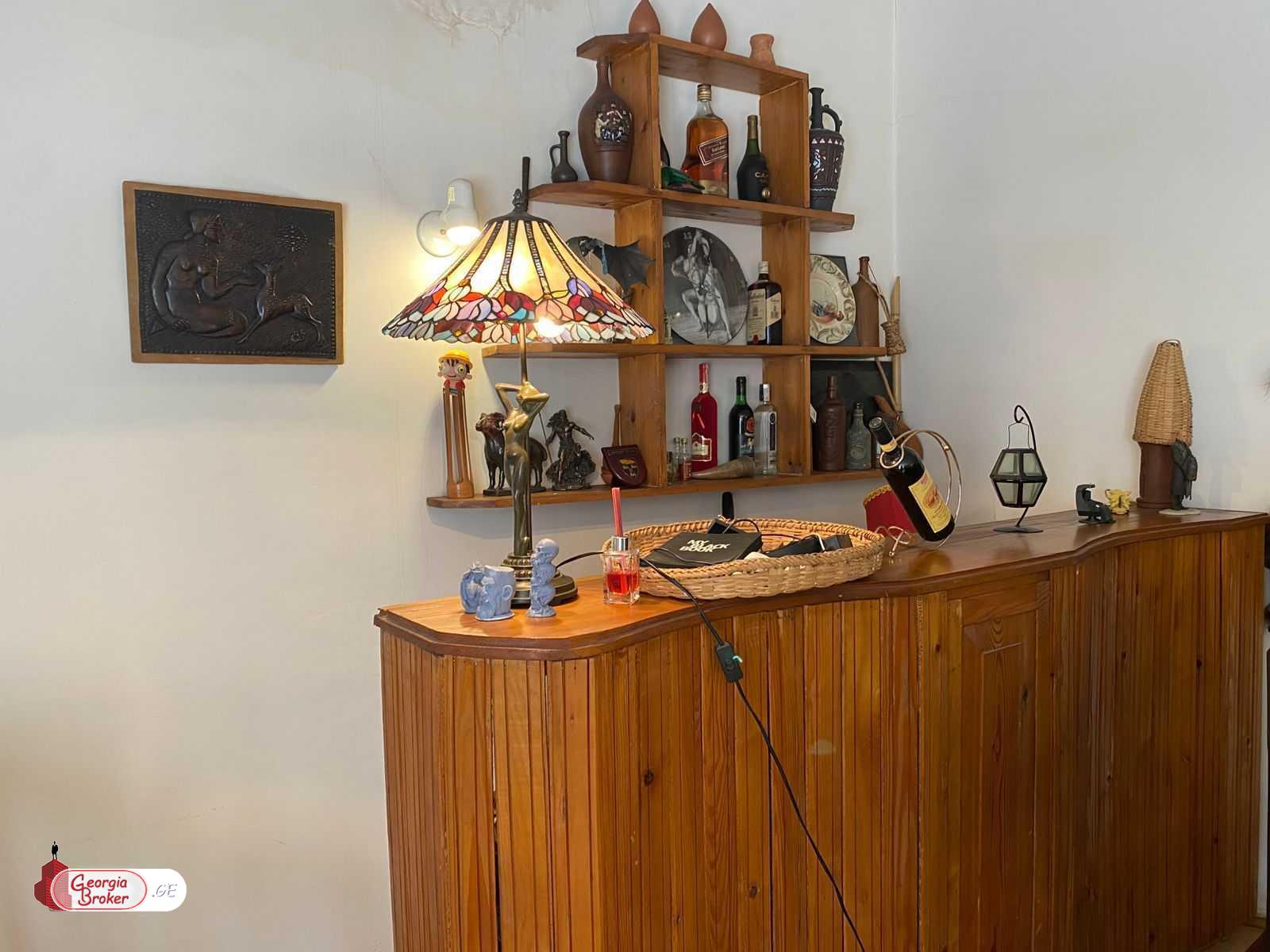 იყიდება ძველი გარემონტებული 7 ოთახიანი ბინა