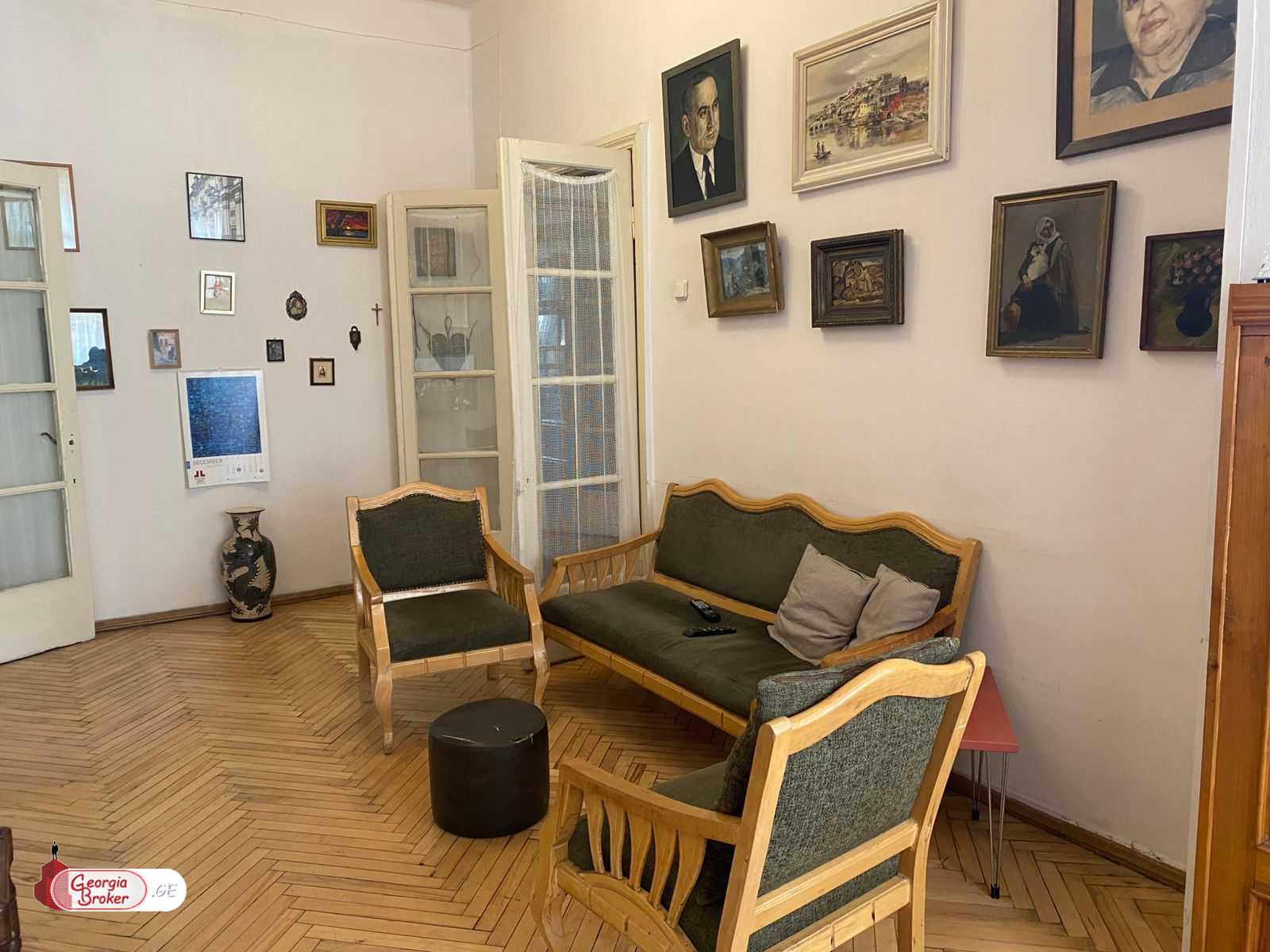 იყიდება ძველი გარემონტებული 7 ოთახიანი ბინა