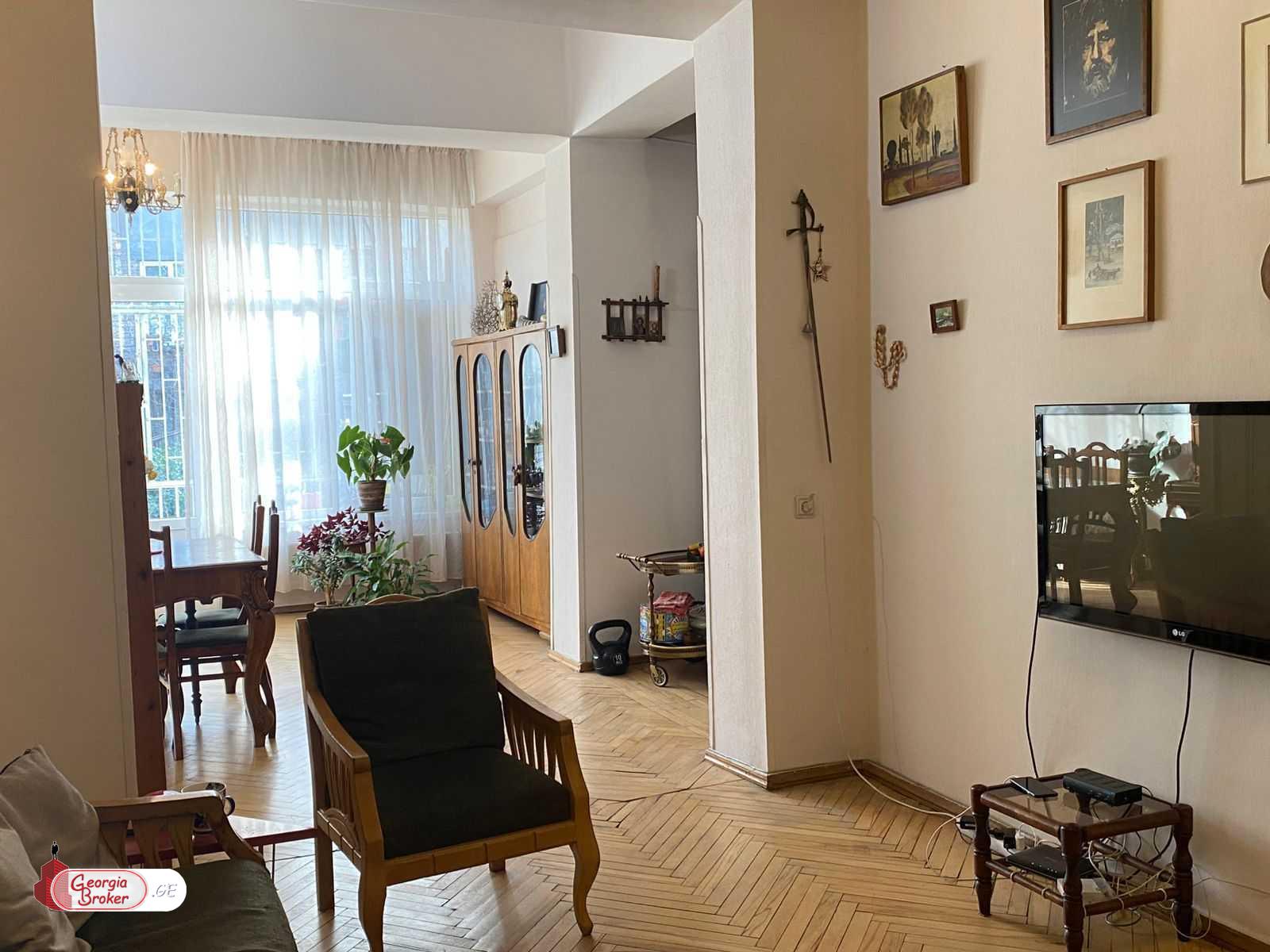 იყიდება ძველი გარემონტებული 7 ოთახიანი ბინა