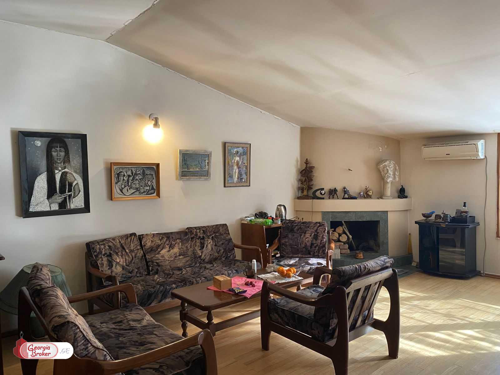 იყიდება ძველი გარემონტებული 7 ოთახიანი ბინა