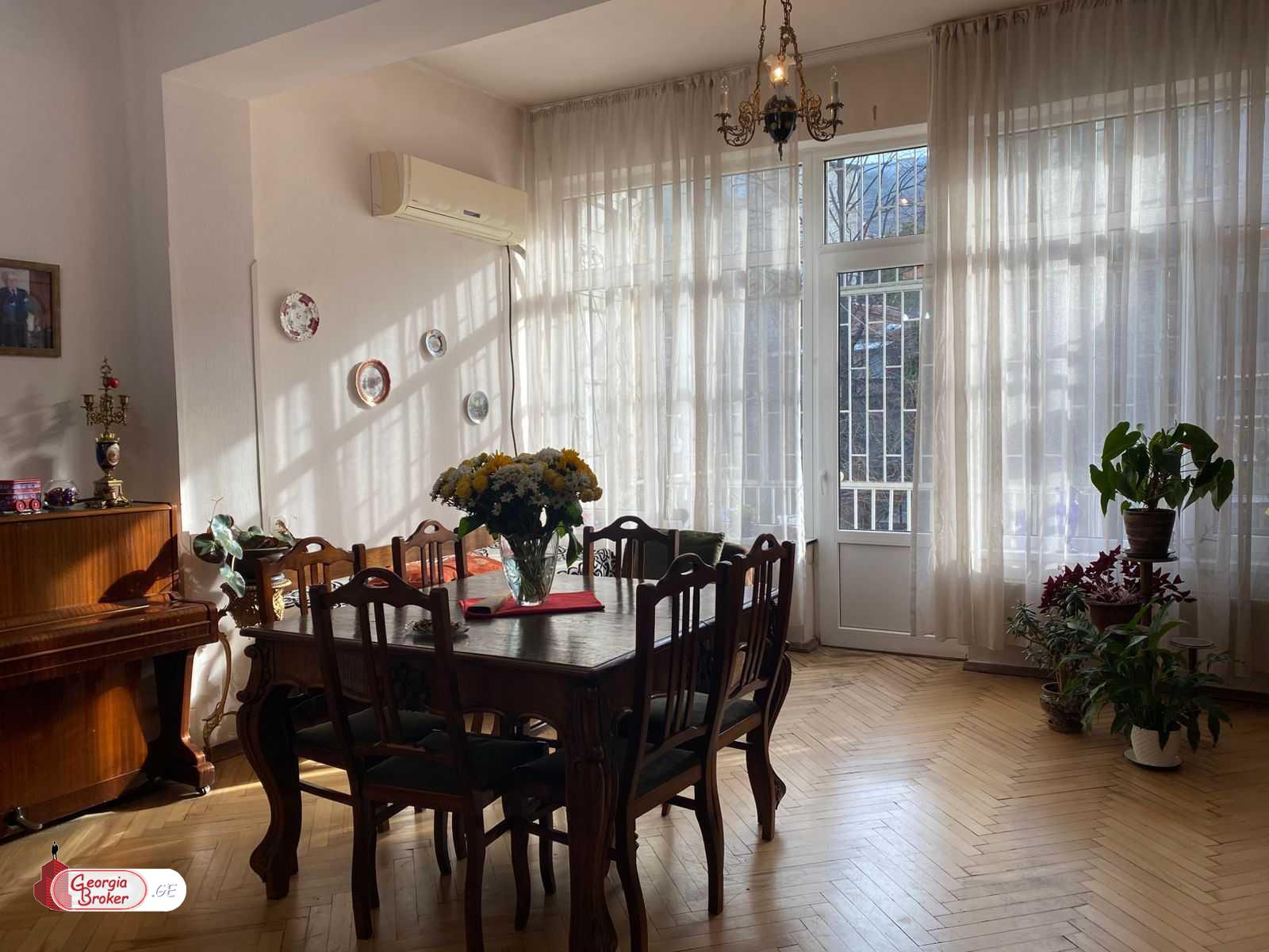 იყიდება ძველი გარემონტებული 7 ოთახიანი ბინა