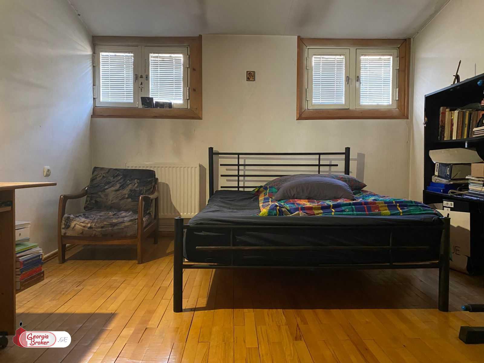 იყიდება ძველი გარემონტებული 7 ოთახიანი ბინა