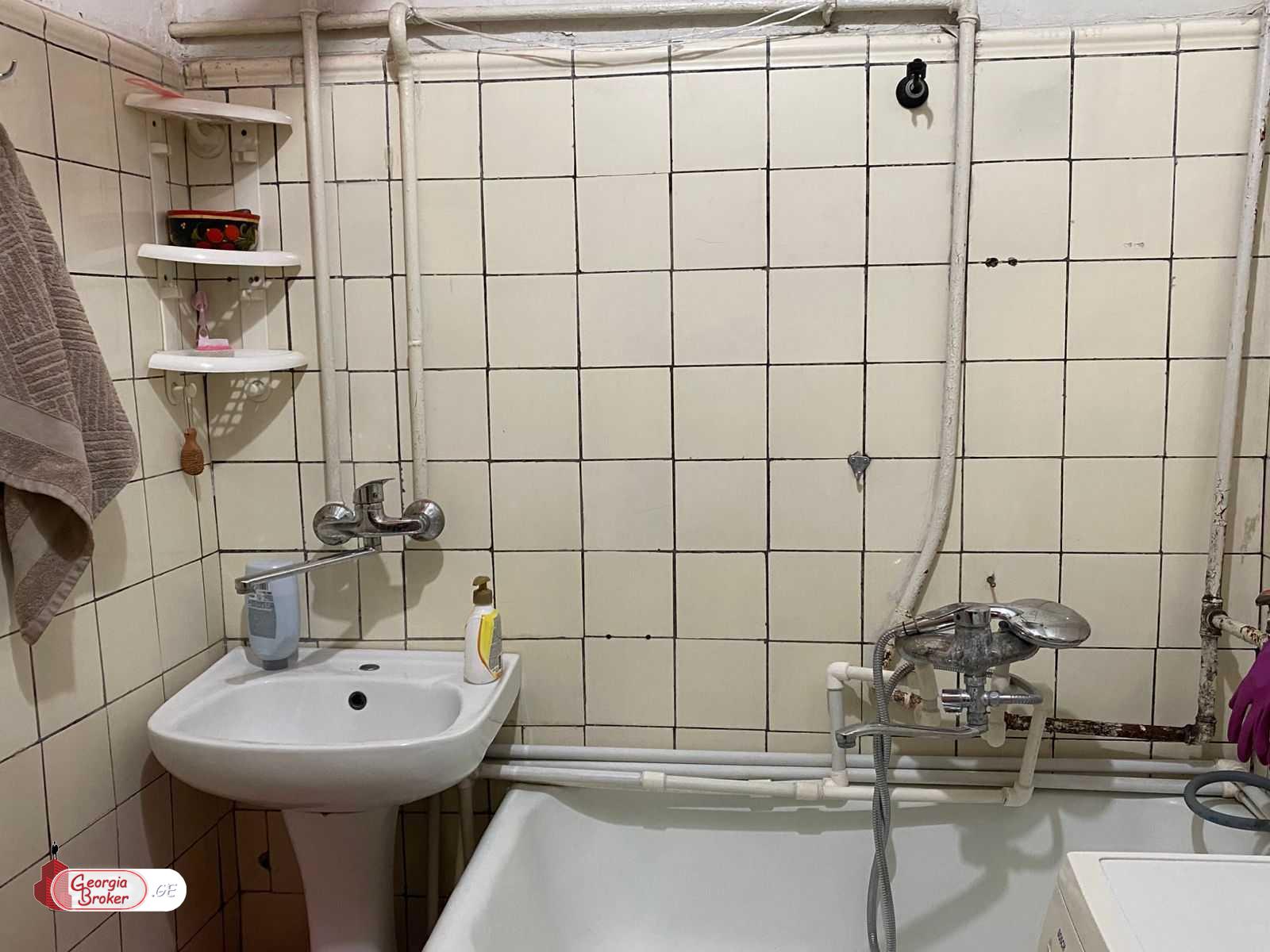 იყიდება ძველი გარემონტებული 7 ოთახიანი ბინა