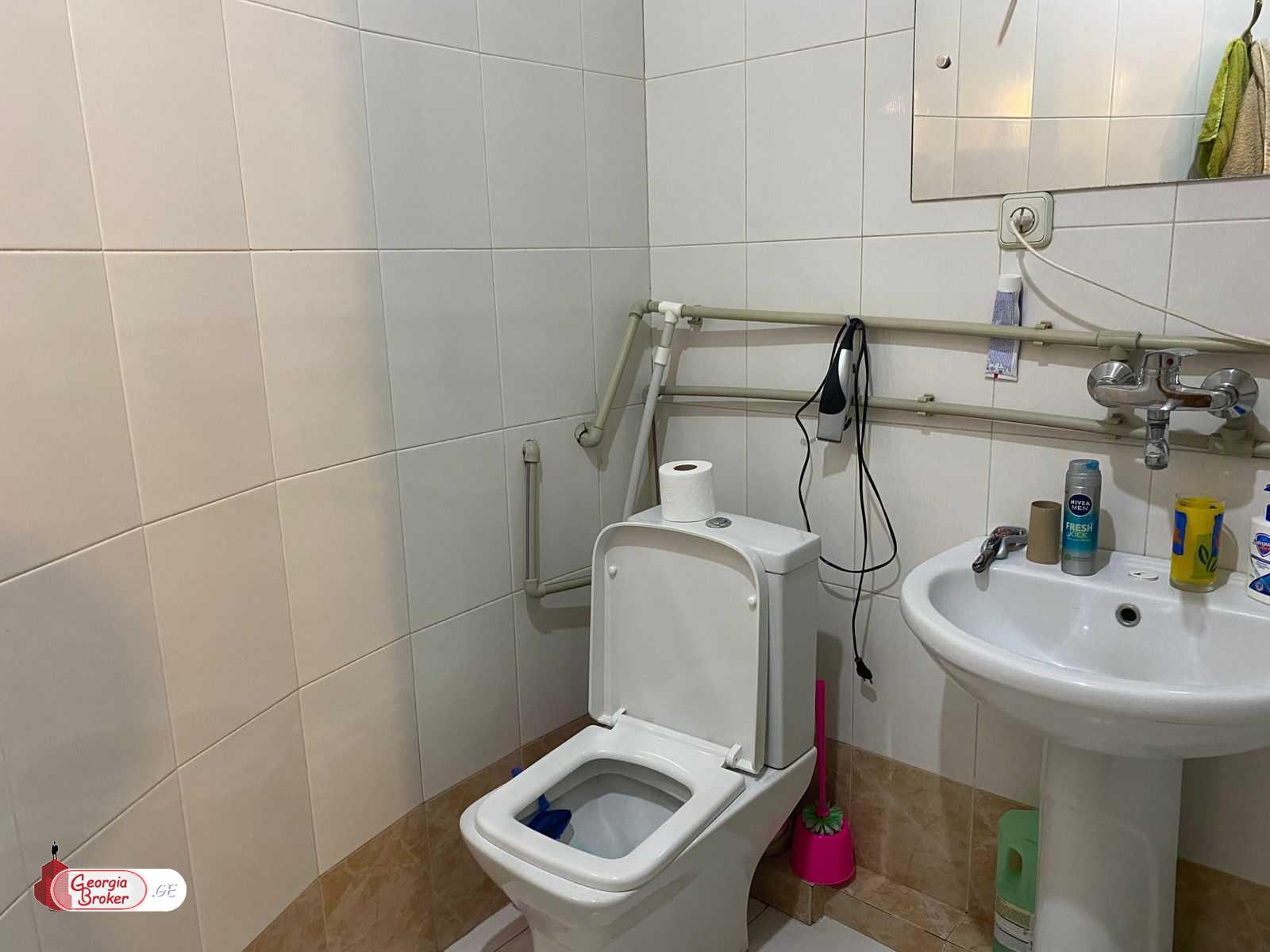 იყიდება ძველი გარემონტებული 7 ოთახიანი ბინა