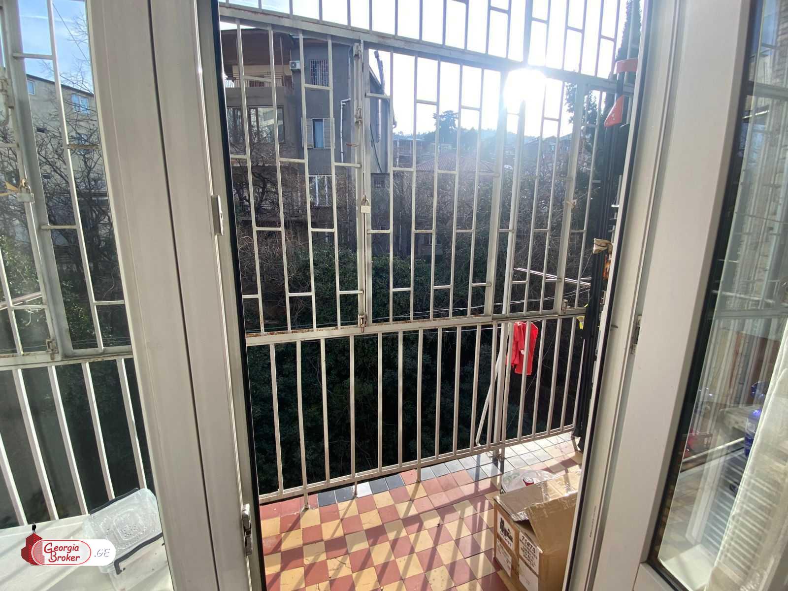 იყიდება ძველი გარემონტებული 7 ოთახიანი ბინა