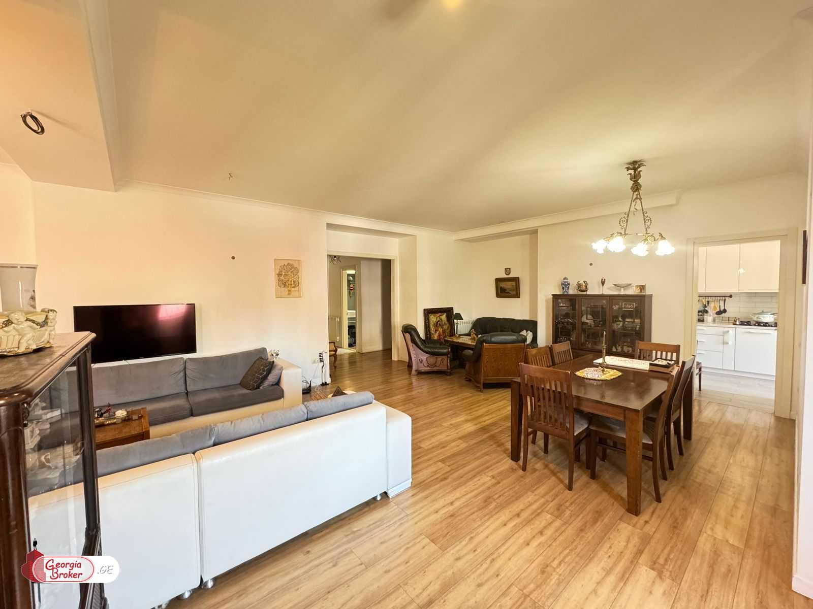 продается квартира с новым ремонтом 5-комнат