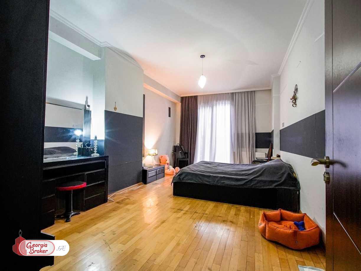 продается квартира с новым ремонтом 5-комнат