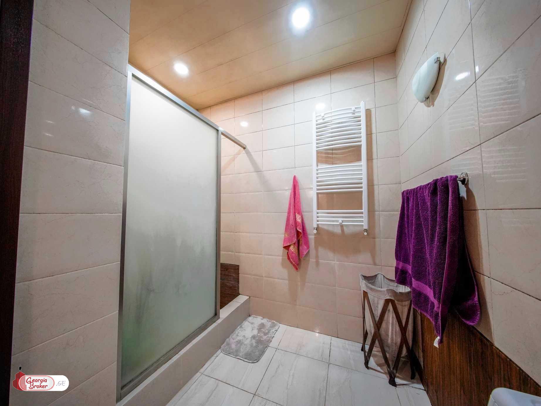 продается квартира с новым ремонтом 5-комнат