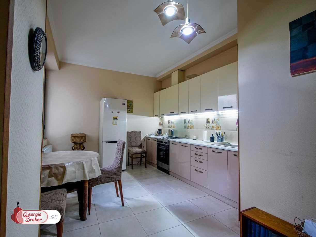 продается квартира с новым ремонтом 5-комнат