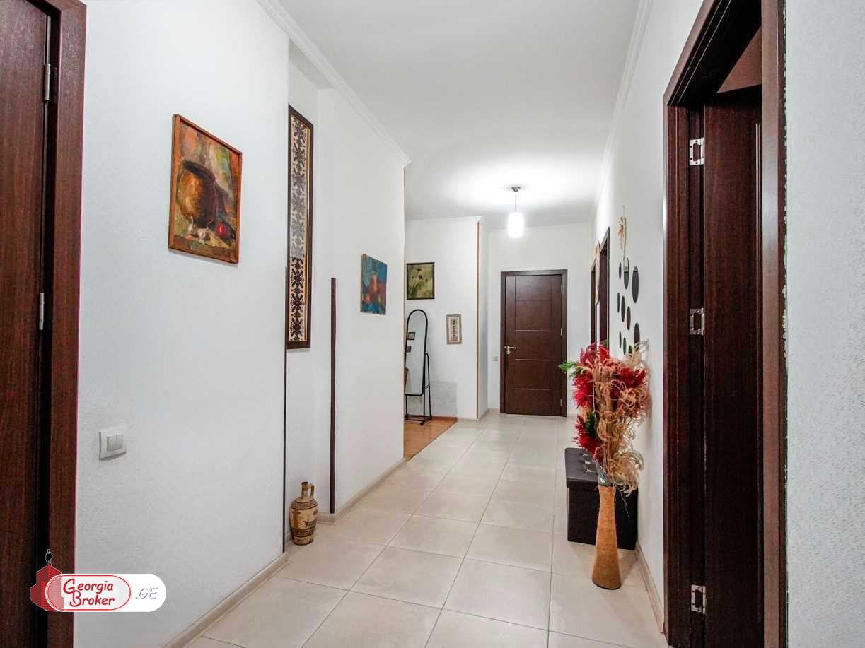 продается квартира с новым ремонтом 5-комнат