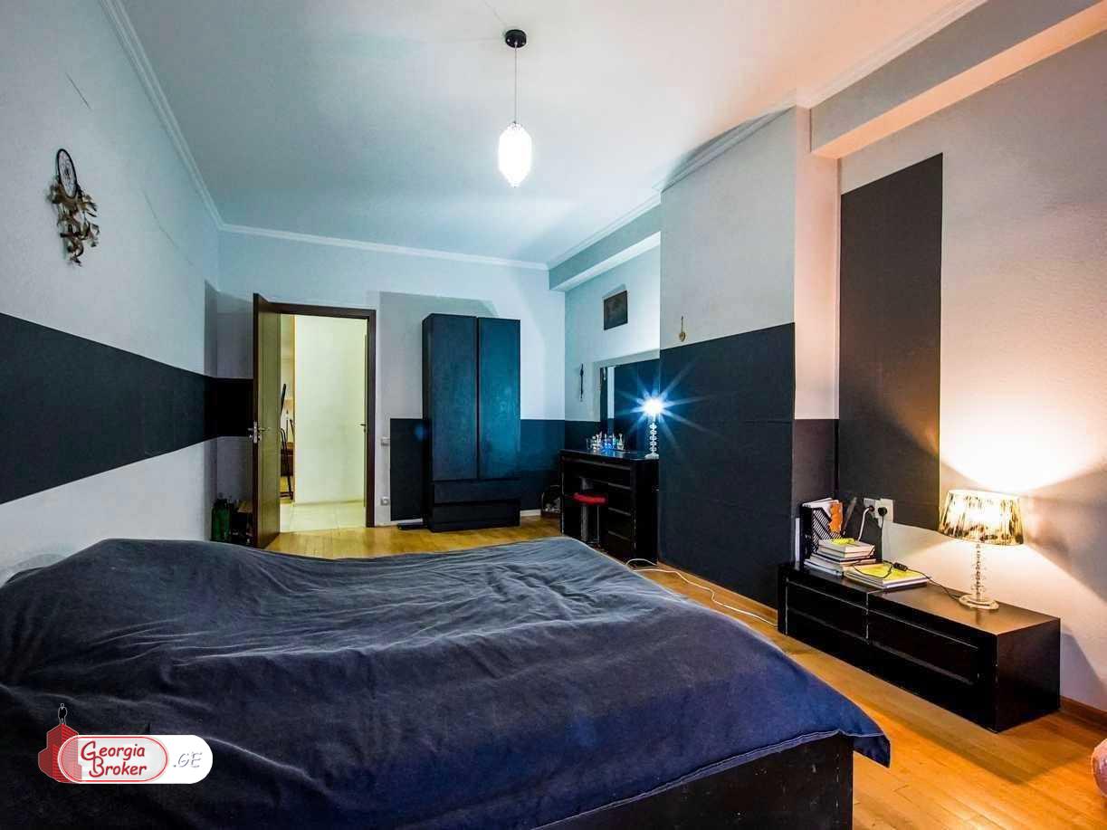 продается квартира с новым ремонтом 5-комнат