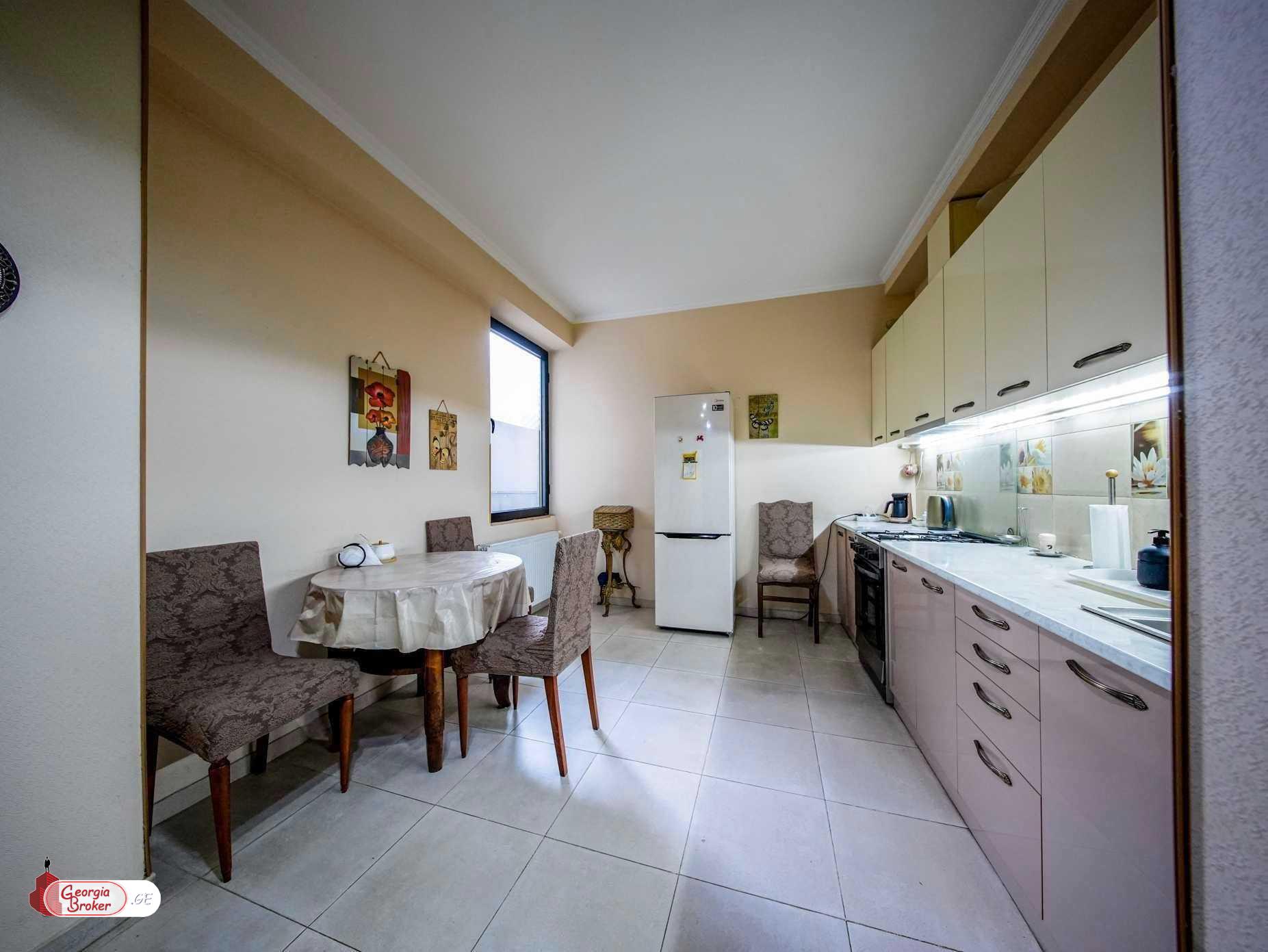 продается квартира с новым ремонтом 5-комнат