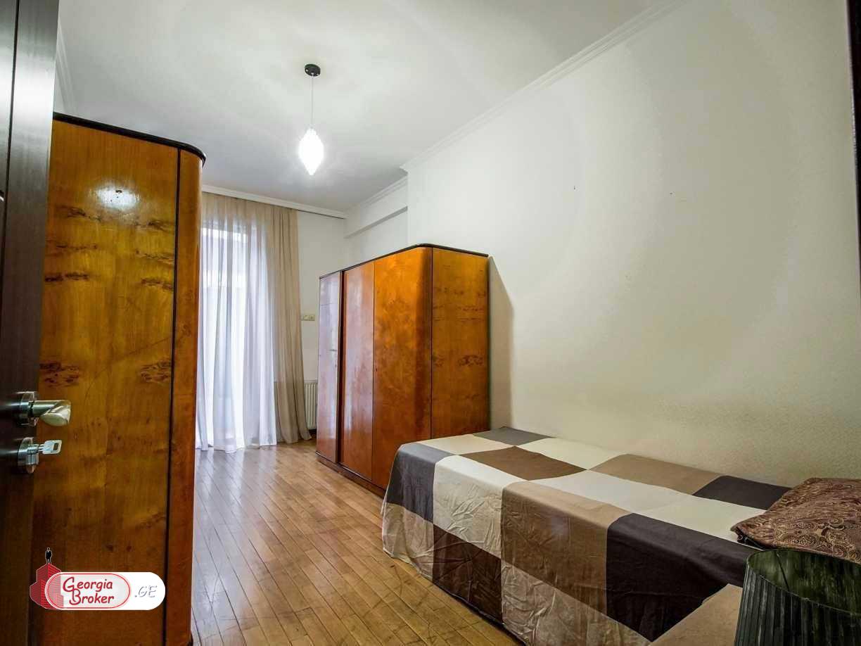 продается квартира с новым ремонтом 5-комнат