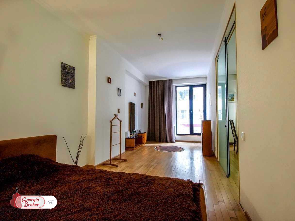 продается квартира с новым ремонтом 5-комнат