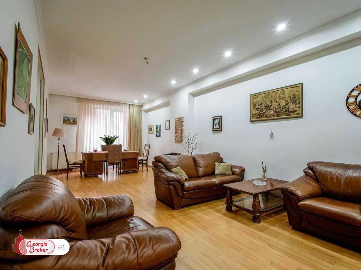 продается квартира с новым ремонтом 5-комнат